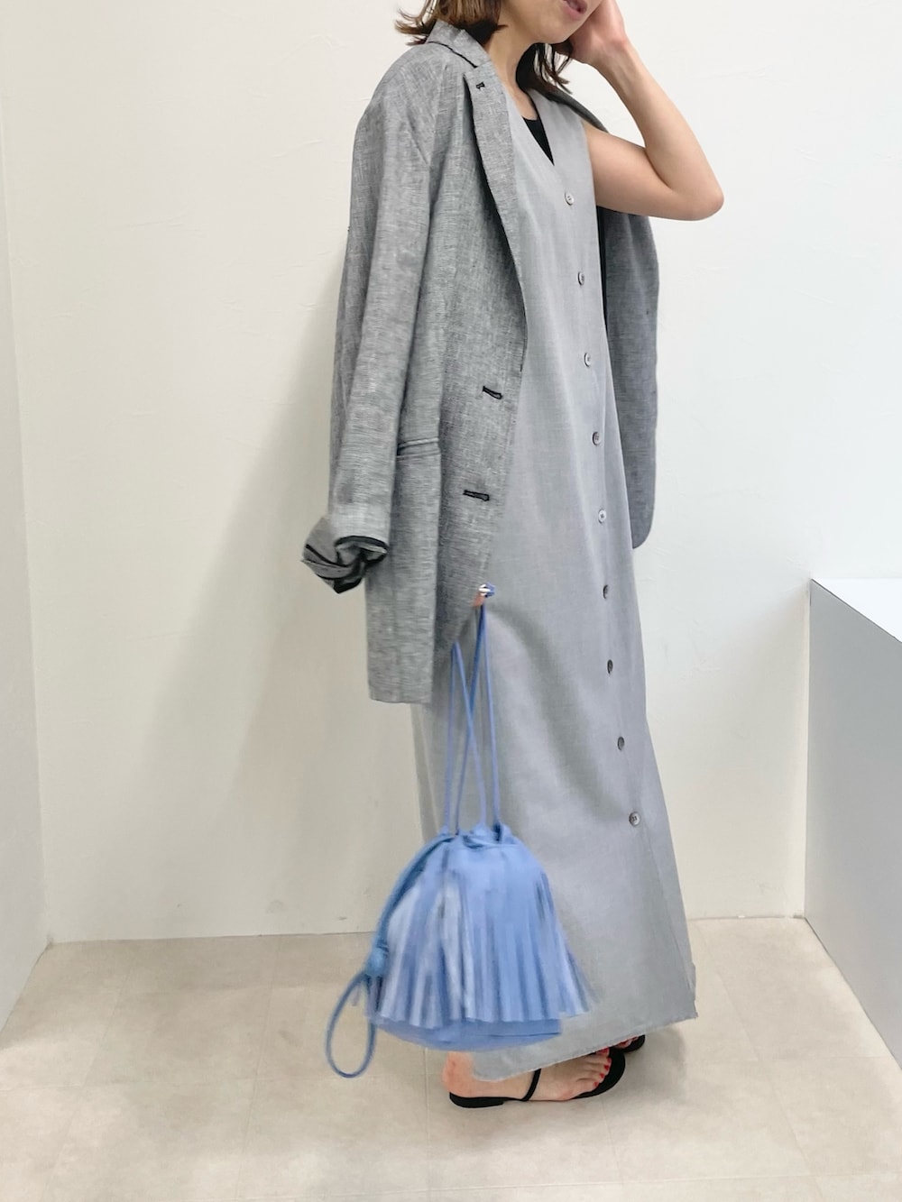 「ジレ、ジレワンピース、ジャケット、いまどきジャケット写真、オフィスカジュアル、ママコーデ、ワンピース、ワントーンコーデ、グレー、カーディガン、レイヤードスタイル、サンダル、ベスト」｜「NOLLEY’Sのウォッシャブルポプリンジレワンピース（ワンピース、グレー系）」を使った、ISHIDAさん（レディース・158cm）の春コーディネートの4枚目の写真