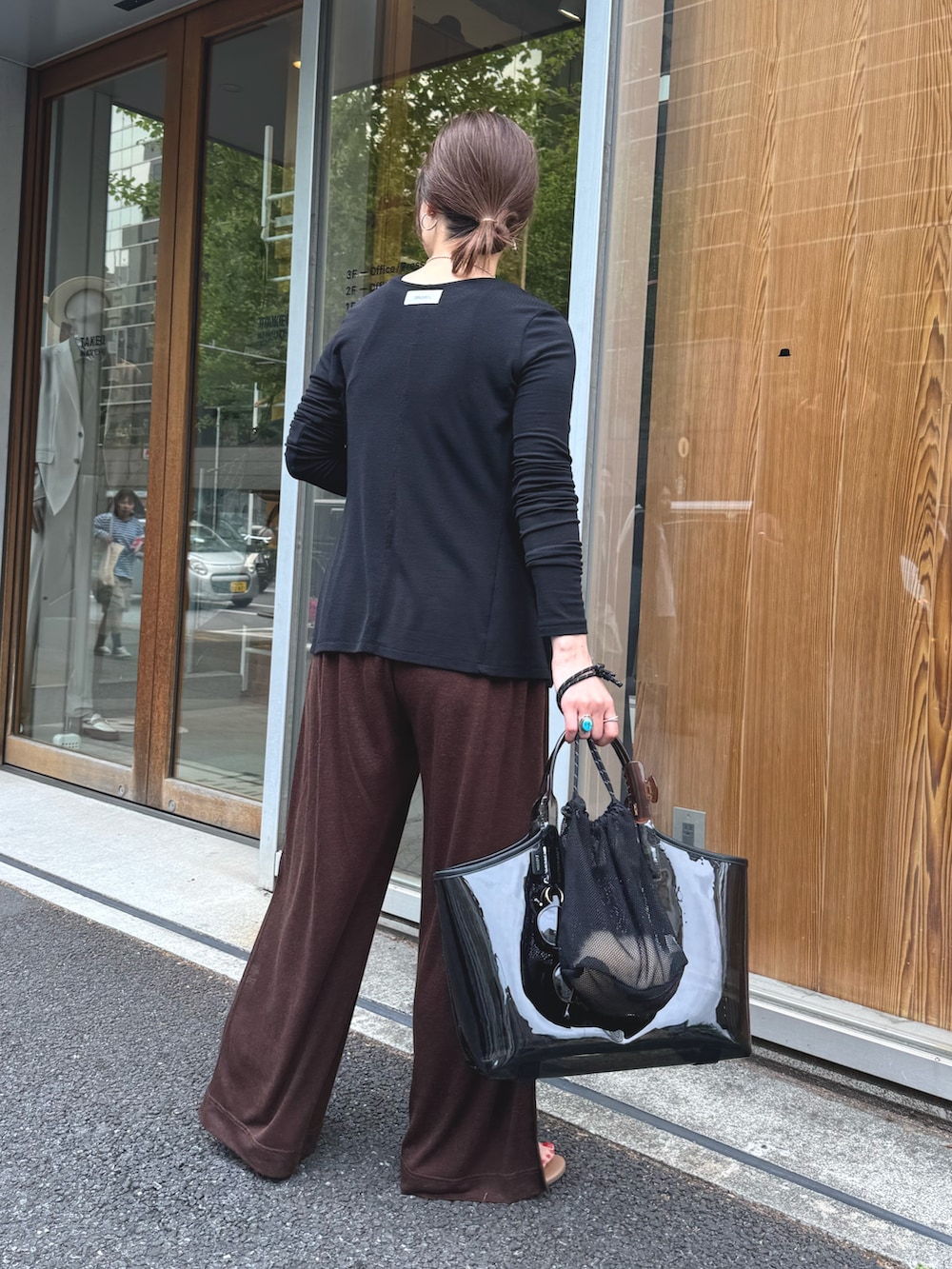 ブラウン系のその他パンツ、ブラック系のカーディガン/ボレロ、シルバー系のネックレスを着用したレディースの夏コーディネートの5枚目の写真