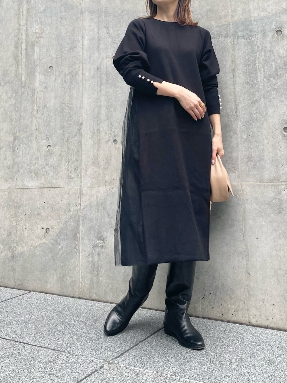 ブラック系のワンピース、ブラック系のその他アウターを着用したレディースの秋コーディネートの9枚目の写真