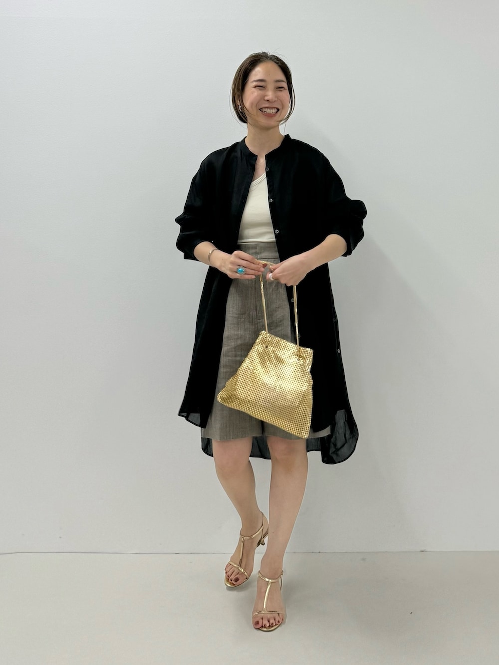 「ロングシャツ、シアートップス、シアーシャツ、ショートパンツ、メタリックバッグ、ゴールドアクセ、ゴールド、レイヤードスタイル、きれいめカジュアル、シンプルコーデ、大人女子、シャツスタイル、へザー、ヘアクリップ」｜「NOLLEY’Sのシアーロングシャツ（シャツ/ブラウス、ブラック系）」を使った、ISHIDAさん（レディース・158cm）の春コーディネートの4枚目の写真