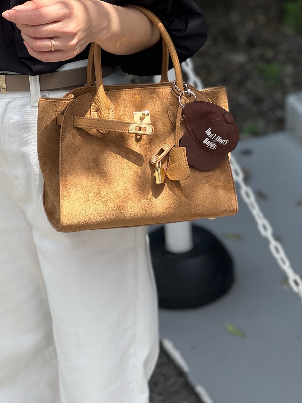 ブラック系のシャツ/ブラウス、ホワイト系のデニムパンツ、イエロー系のトートバッグを着用したレディースの夏コーディネートの9枚目の写真