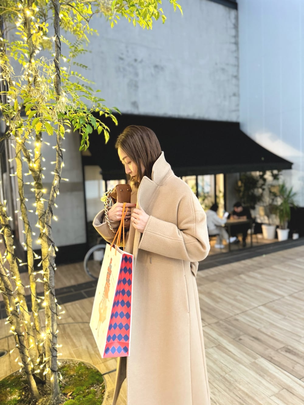 「コート、コートスタイル、コートコーデ、キャメルアウター、ロングワンピース、ロングコート、パンツスタイル、白パンツ、ベージュコーデ、白コーデ、ホワイトコーデ、ミニバッグ、冬アウター、オトナカジュアル、お出かけコーデ」|「NOLLEY’Sのハンドステッチベルテッドコート(その他アウター、イエロー系)」を使った、ISHIDAさん(レディース・158cm)の秋コーディネートの5枚目の写真