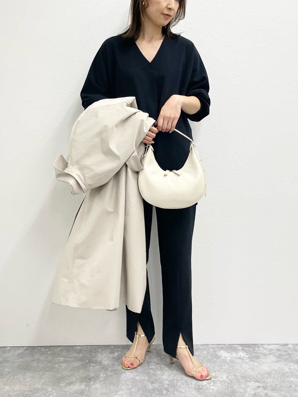 「お出かけコーデ、シンプルコーデ、卒業式、卒園式、ママコーデ、ママファッション、40代ファッション、セットアップ、スリットパンツ、チュニック、春コーデ、春アウター、トレンチコート、春色、ネイビー」｜「NOLLEY’Sの《セットアップ対応》ウォッシャブルカットジョーゼットVネックドルマンブラウス（シャツ/ブラウス、ブルー系）」を使った、ISHIDAさん（レディース・158cm）の冬コーディネートの4枚目の写真