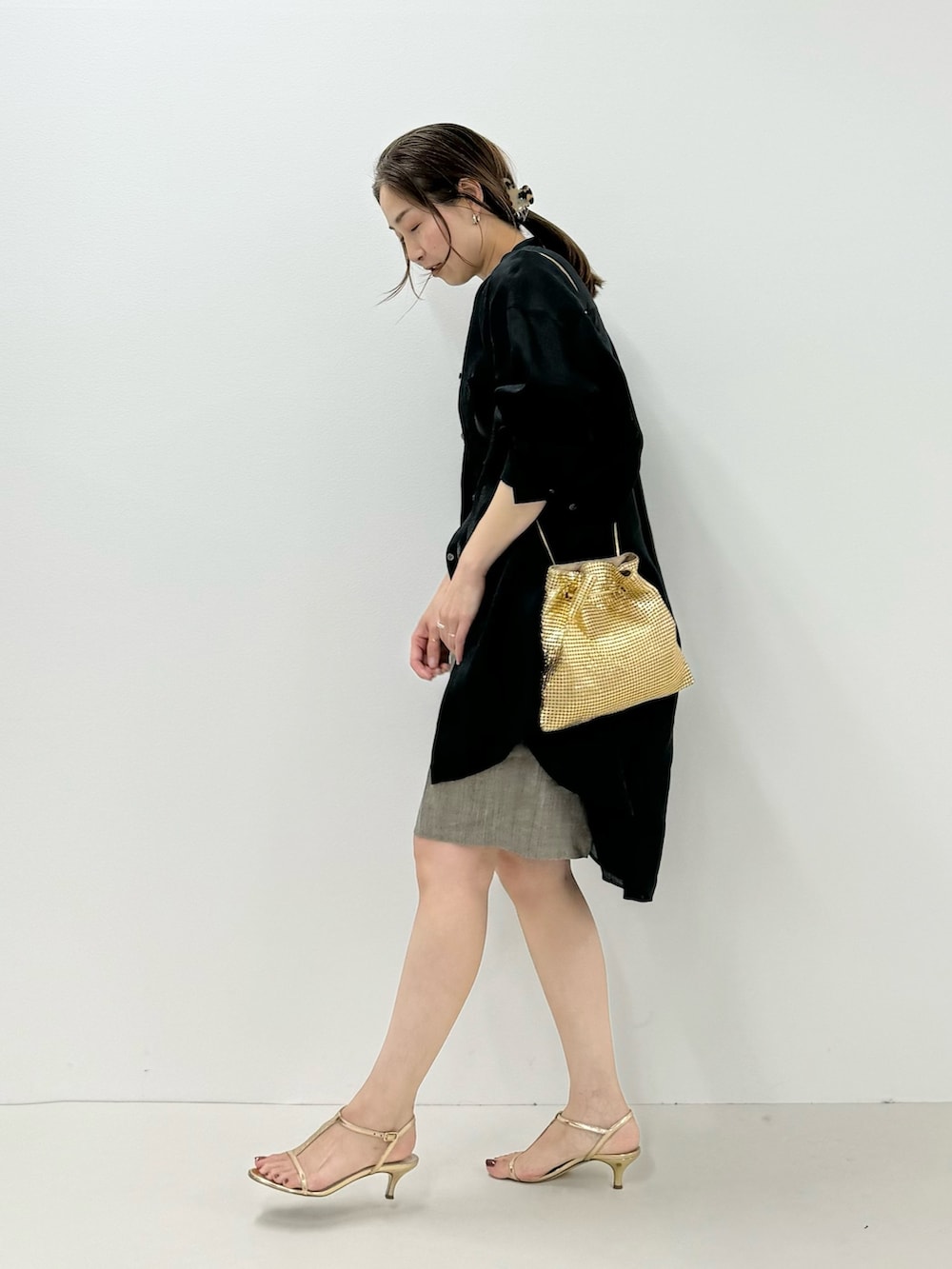 「ロングシャツ、シアートップス、シアーシャツ、ショートパンツ、メタリックバッグ、ゴールドアクセ、ゴールド、レイヤードスタイル、きれいめカジュアル、シンプルコーデ、大人女子、シャツスタイル、へザー、ヘアクリップ」｜「NOLLEY’Sのシアーロングシャツ（シャツ/ブラウス、ブラック系）」を使った、ISHIDAさん（レディース・158cm）の春コーディネートの5枚目の写真
