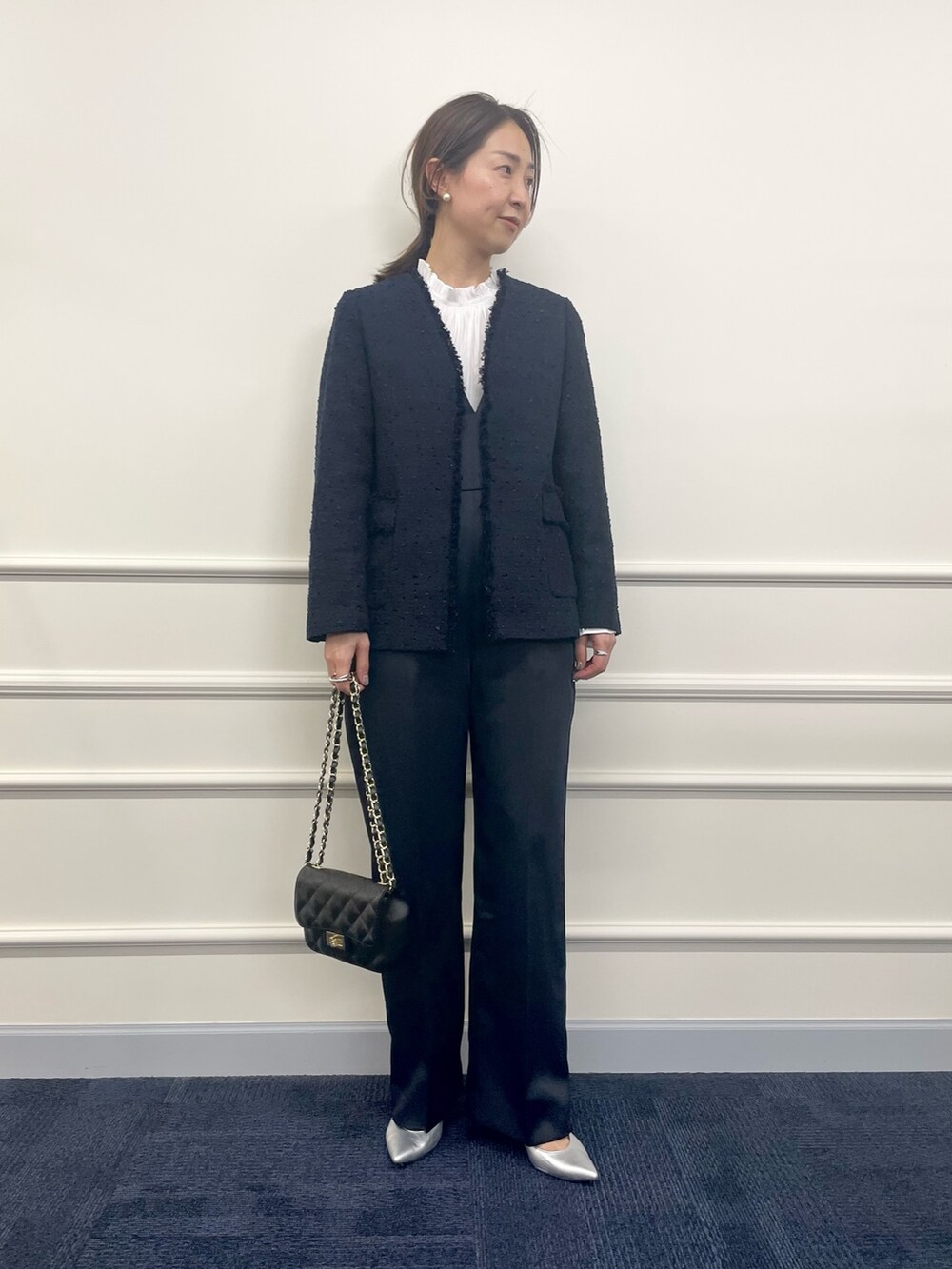 「サロペット、オールインワン、サテン、ツイードジャケット、ジャケット、ママコーデ、セレモニー、40代ファッション、ショルダーバッグ、シルバーシューズ、シルバー、フリルブラウス、キレイめ、卒園式、卒業式」|「NOLLEY’SのBISHU JAPAN コットンフラッグツィードVネックジャケット(ノーカラージャケット、ブルー系)」を使った、ISHIDAさん(レディース・158cm)の冬コーディネートの4枚目の写真