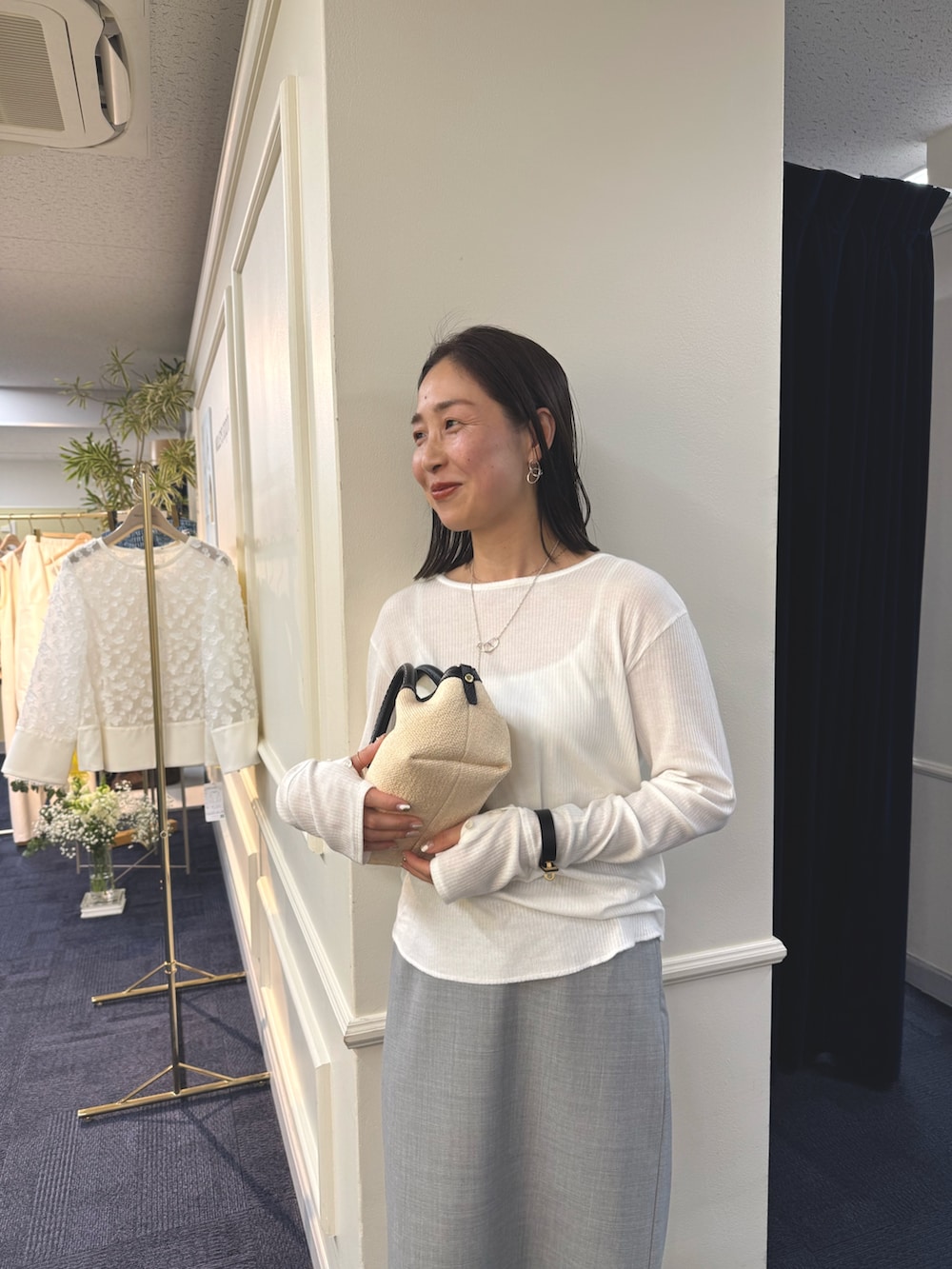 「ヘンリー、ヘンリーネック、レイヤードスタイル、タイトスカート、春、春コーデ、春夏コーデ、春色、春服、ブレス、アクセサリー、リング、リング重ね付け」｜「NOLLEY’Sの【grace grace/グラスグラス】ムスビピアス（ピアス（両耳用）、シルバー系）」を使った、ISHIDAさん（レディース・158cm）の冬コーディネートの2枚目の写真