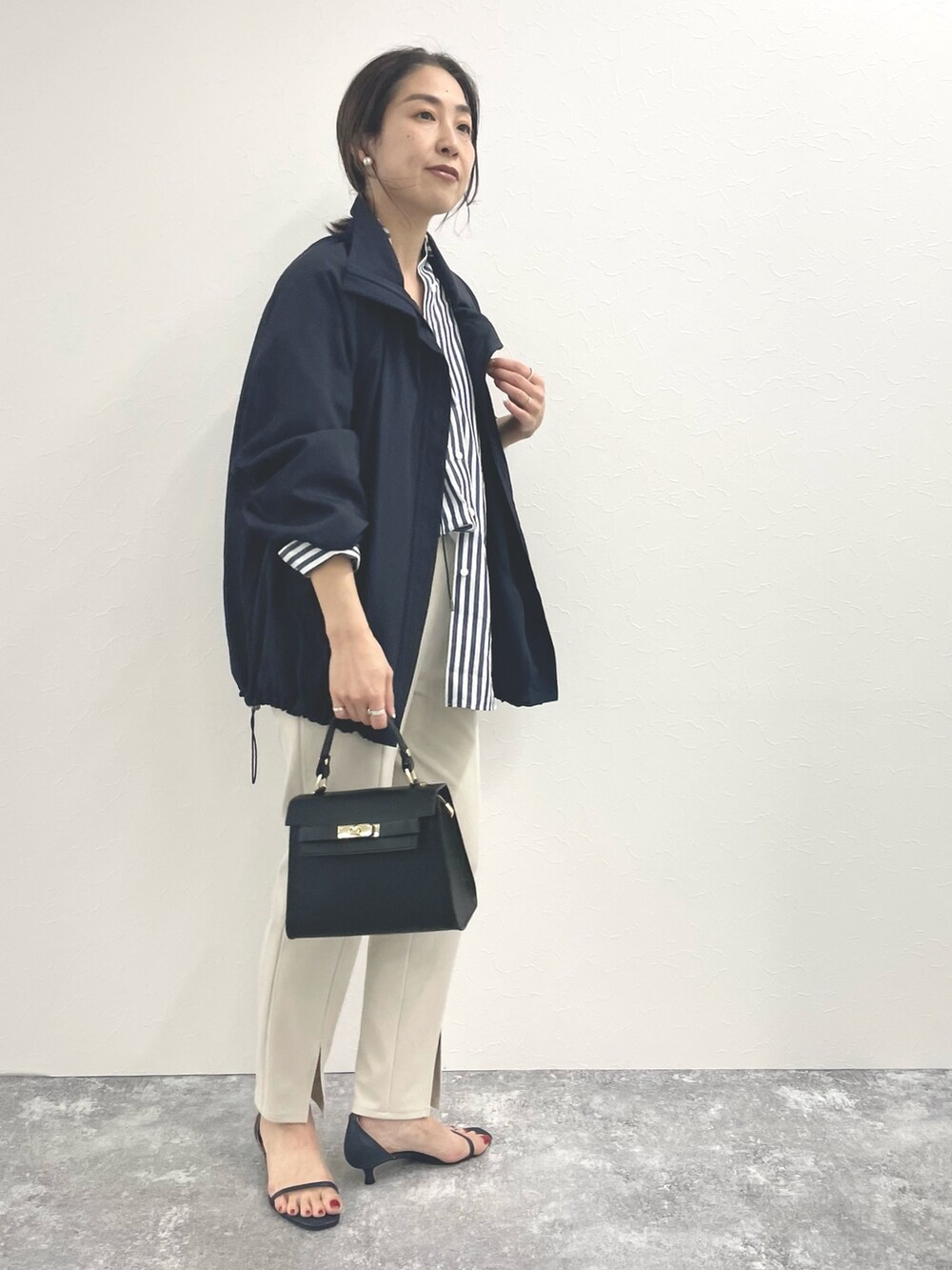 「ブルゾンコーデ、春アウター、春コーデ、ストライプシャツ、シャツスタイル、シャツ、スタンドカラー、スリットパンツ、パンツコーデ、お仕事コーデ、大人カジュアル、春服」｜「NOLLEY’SのMY STANDARD レギュラーシャツ（シャツ/ブラウス、ホワイト系）」を使った、ISHIDAさん（レディース・158cm）の冬コーディネートの2枚目の写真