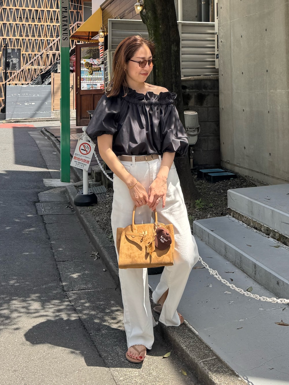 ブラック系のシャツ/ブラウス、ホワイト系のデニムパンツ、イエロー系のトートバッグを着用したレディースの夏コーディネートの10枚目の写真