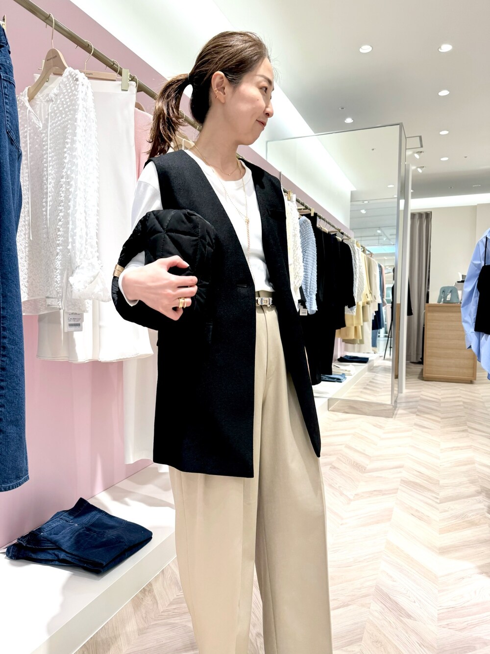 グリーン系のその他パンツ、ホワイト系のTシャツ/カットソー、ブラック系のベストを着用したレディースの春コーディネートの5枚目の写真