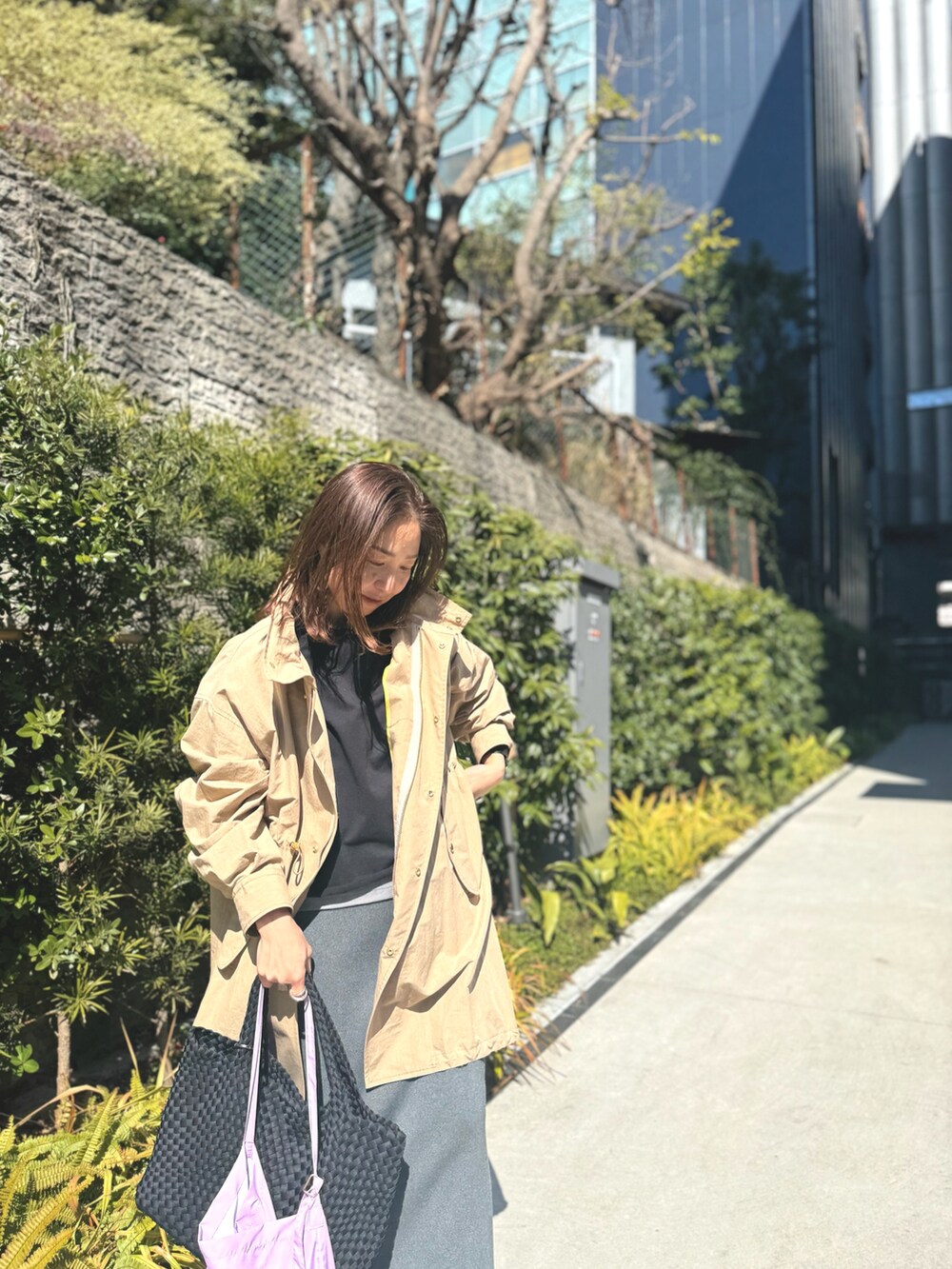 「今日のコーデ、春服コーデ、大人コーデ、おでかけコーデ、レイヤードコーデ、ゆるコーデ、モノトーン、ジャケット/アウター、オトナ女子、スウェット、スウェットコーデ、タイトスカート」｜「NOLLEY’SのメッシュトートバッグM【MD 二見☆別注カラーあり】（トートバッグ、ブラック系）」を使った、ISHIDAさん（レディース・158cm）の春コーディネートの10枚目の写真