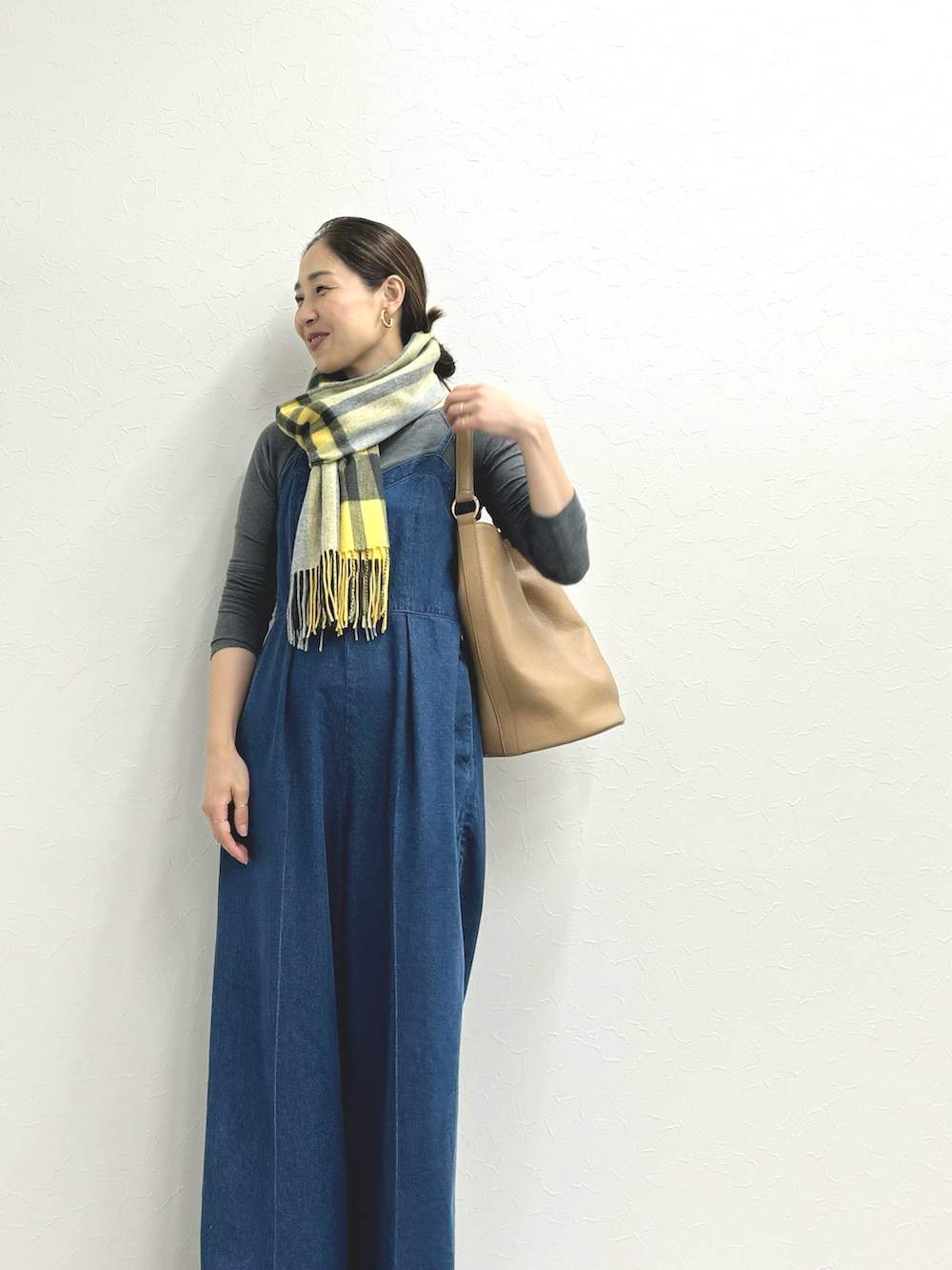 「ロンT、Tシャツ、グレー、オールインワン、サロペット、デニムコーデ、デニムサロペット、チェック柄、ストールコーデ、ストール、テーマパークコーデ、大人かわいい、ゆるコーデ、リラックススタイル」｜「Rie Millerの【RM denim】デニムオールインワン（つなぎ/オールインワン、ブルー系）」を使った、ISHIDAさん（レディース・158cm）の秋コーディネートの2枚目の写真