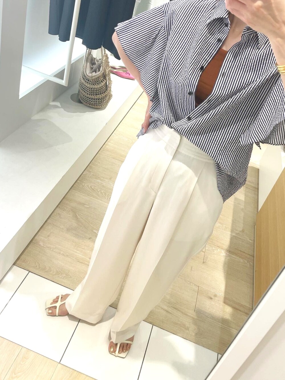 ホワイト系のその他パンツ、ホワイト系のショルダーバッグ、ブルー系のシャツ/ブラウスを着用したレディースの春コーディネートの10枚目の写真