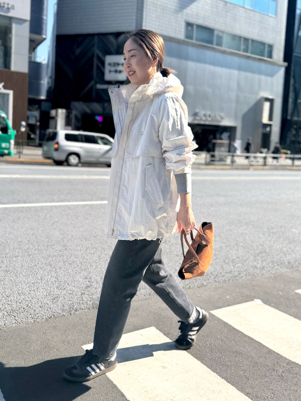 「春色、今日のコーデ、春服コーデ、大人コーデ、おでかけコーデ、ブラックコーデ、モノトーン、骨格ウェーブ、オトナ女子、ニットコーデ、マンパ、スニーカー、スニーカーコーデ、スニーカー女子、スニーカー×靴下」｜「AULENTTIの【AULENTTI/ オーレンティ】舟型トートバッグ（トートバッグ、イエロー系）」を使った、ISHIDAさん（レディース・158cm）の春コーディネートの5枚目の写真
