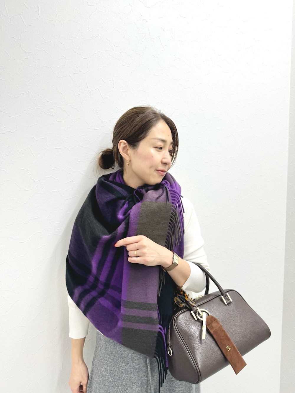 グレー系のその他パンツ、ブラウン系のショルダーバッグ、ホワイト系のニット/セーターを着用したレディースの秋コーディネートの4枚目の写真