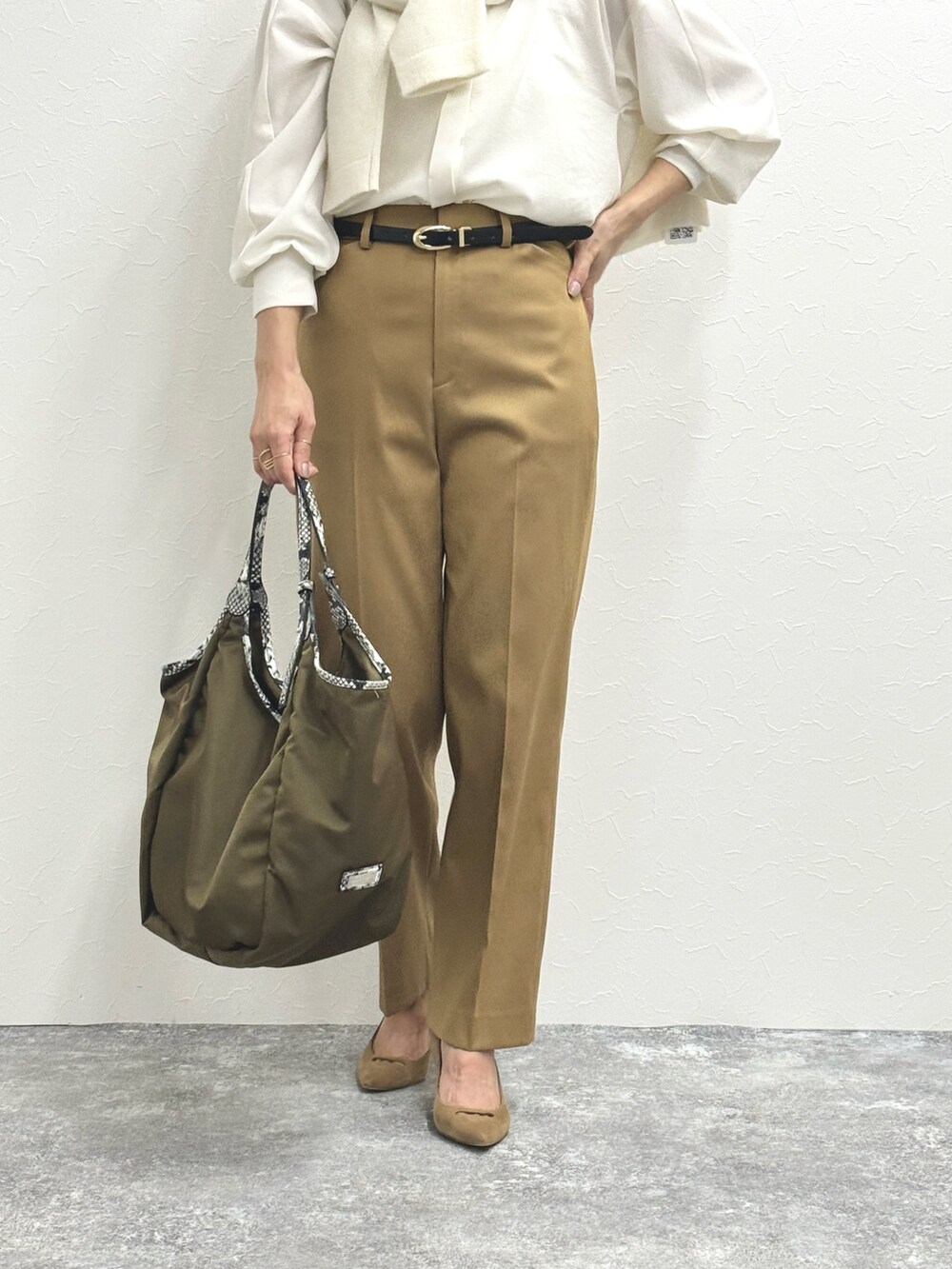 「ブラウス、A4A、A4バッグ、お仕事コーデ、お仕事スタイル、お仕事バッグ、お出かけコーデ、パンツスタイル、パンツコーデ、ママコーデ、ママファッション、ワーママコーデ、ジャケット」｜「NOLLEY’Sのウォッシャブルダブルサテンパンツ（その他パンツ、イエロー系）」を使った、ISHIDAさん（レディース・158cm）の秋コーディネートの6枚目の写真