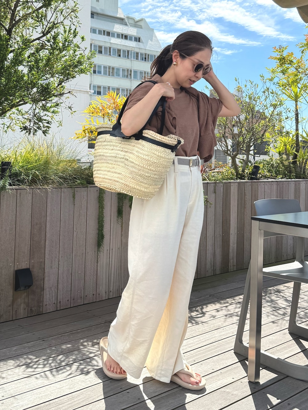「リネン、リネンパンツ、カーディガン、ブラウンコーデ、かごバッグ、夏コーデ、レイヤードスタイル、サンダル、TAW&TOE、トートバッグ、パンツスタイル、オトナ女子」|「NOLLEY’Sの《セットアップ対応》リネンワイドパンツ(その他パンツ、ホワイト系)」を使った、ISHIDAさん(レディース・158cm)の夏コーディネートの5枚目の写真