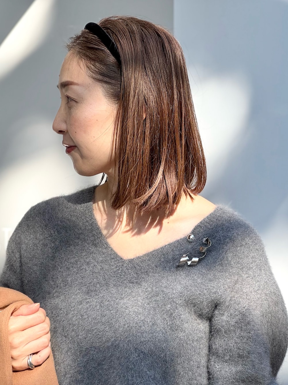 ベージュ系のその他パンツ、ブラック系のパンプス、イエロー系のノーカラーコートを着用したレディースの冬コーディネートの7枚目の写真