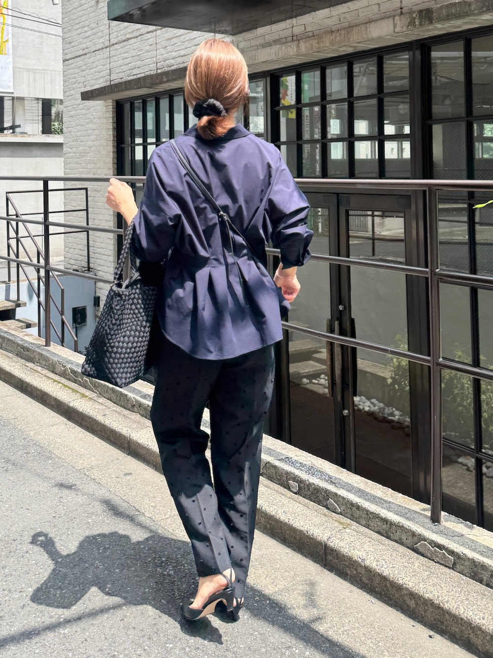 ブラック系のその他パンツ、ブラック系のトートバッグ、ブラック系のショルダーバッグを着用したレディースの夏コーディネートの10枚目の写真
