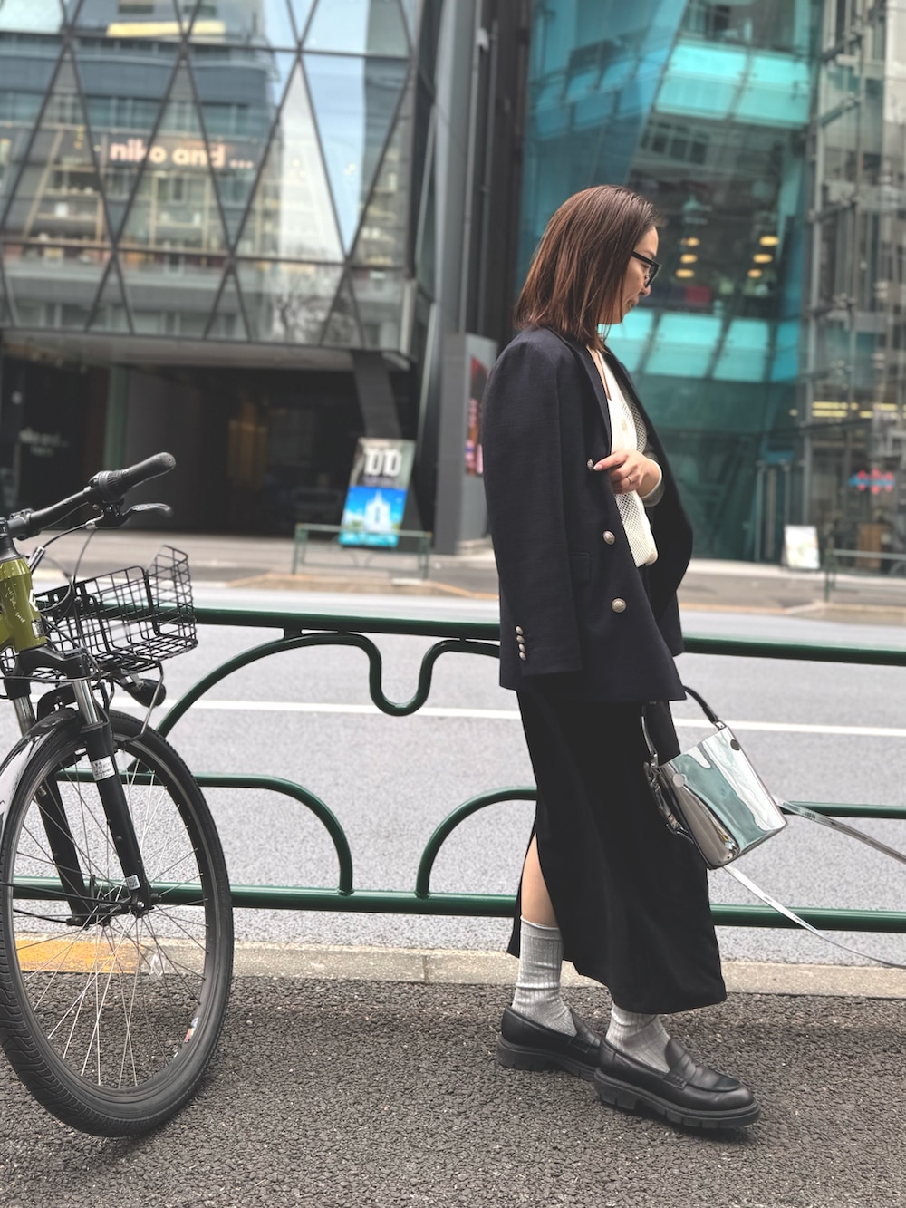 「ショルダーバッグ、大人カジュアル、カーディガン、お出かけコーデ、メガネ女子、トートバッグ、春夏コーデ、シンプルコーデ、キレイめカジュアル、着回しコーデ、ローファー、ロングスカート、スニーカーコーデ」|「NOLLEY’Sのブッチャーダブルジャケット(テーラードジャケット、ブルー系)」を使った、ISHIDAさん(レディース・158cm)の春コーディネートの7枚目の写真