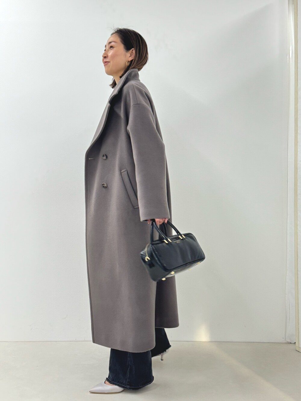 「ベスト、ニットジレ、ジレ、タンクトップ、ニットキャミソール、デニム、スリットパンツ、グレーデニム、スタンドカラー、スタンドカラーコート、ロングコート、グレーコーデ、冬アウター、最近のいい感じコーデ、きれいめカジュアル」|「Rie Millerの【RM denim】スリットフレアハイウエストデニム(デニムパンツ、グレー系)」を使った、ISHIDAさん(レディース・158cm)の秋コーディネートの9枚目の写真