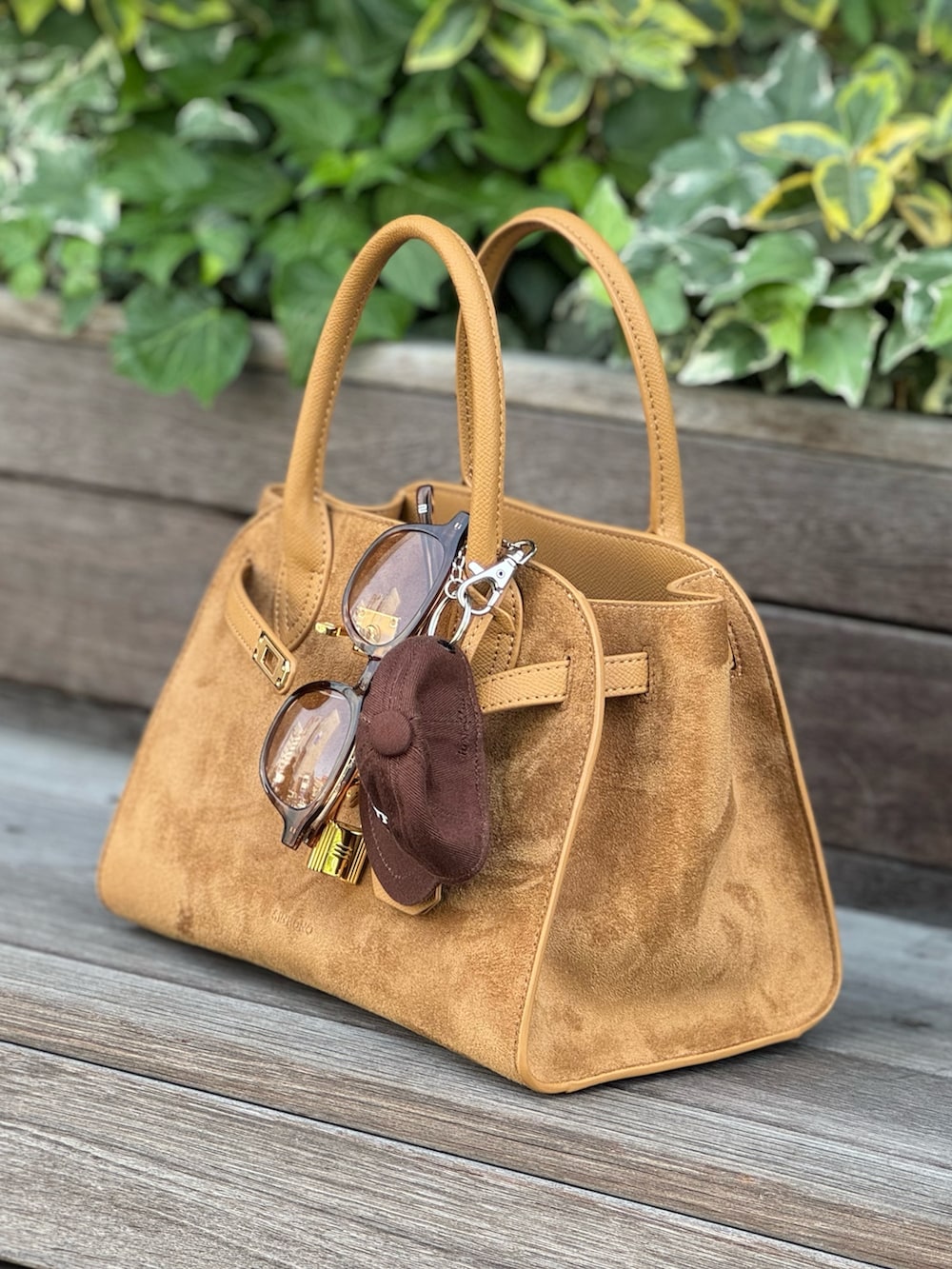 ブラック系のシャツ/ブラウス、ホワイト系のデニムパンツ、イエロー系のトートバッグを着用したレディースの夏コーディネートの5枚目の写真