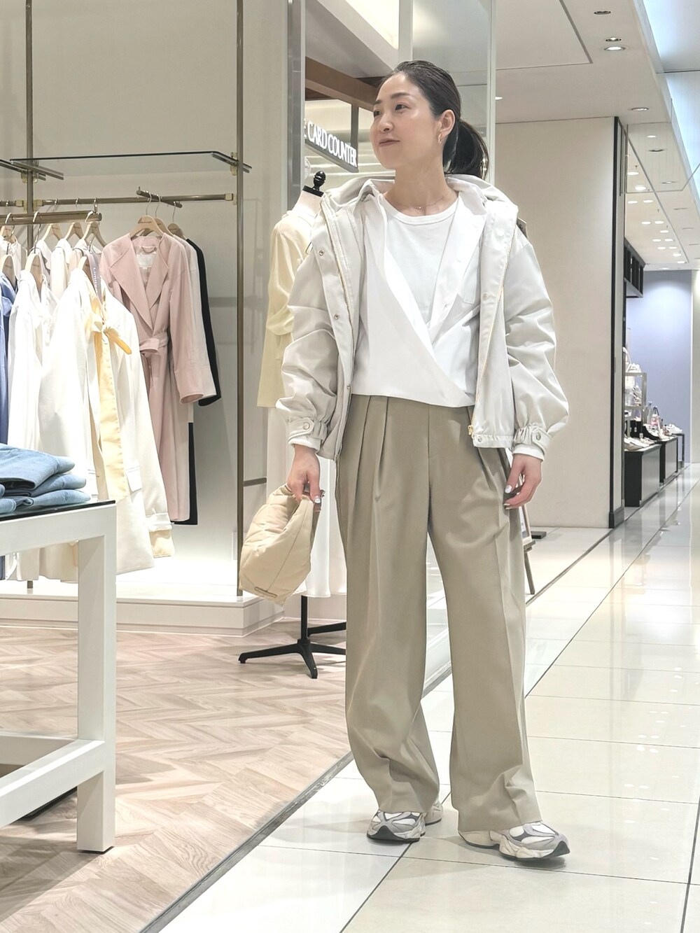 「リモンタ、マンパ、シャツスタイル、チノパン、ワイドパンツ、パンツスタイル、ロンT、春のおしゃ見えテクニック、春アウター、きれいめカジュアル、大人カジュアル、シンプルスタイル」|「NOLLEY’S Sophiのアイテム(イヤリング、ゴールド系)」を使った、ISHIDAさん(レディース・158cm)の春コーディネートの2枚目の写真