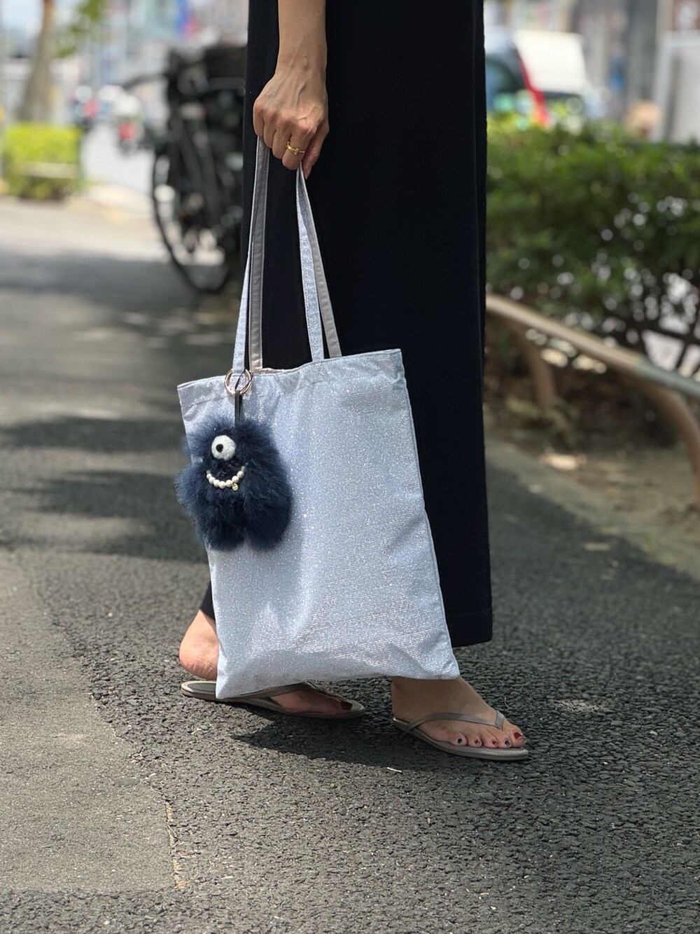 ブルー系のワンピース、ベージュ系のトートバッグ、ブラック系のキャミソールを着用したレディースの秋コーディネートの5枚目の写真