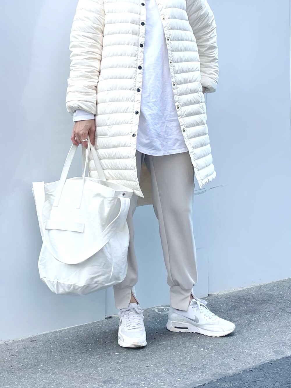 「白スニーカー、白ダウン、ダウンジャケット、ダウンコート、インナーダウン、Traditional Weatherwear、春コーデ、冬コーデ、ママコーデ、スニーカー、スナップ、スニーカーコーデ」｜「Traditional Weatherwearの◇【WEB限定カラーあり】【TRADITIONAL WEATHERWEAR】ARKLEY LONG DOWN PA（ダウンジャケット/コート、ホワイト系）」を使った、ISHIDAさん（レディース・158cm）の冬コーディネートの4枚目の写真