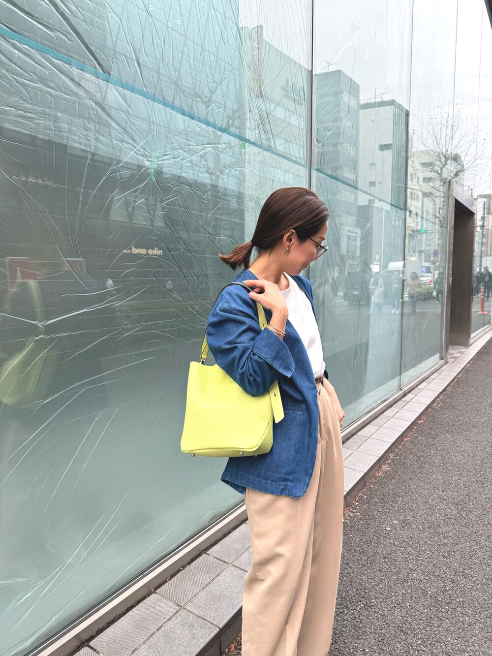「春コーデ、シンプルスタイル、ゆるコーデ、大人女子、春先取り、デニムコーデ、お仕事コーデ」|「LORISTELLAのアシメワンハンドルバッグmade in Italy(ショルダーバッグ、イエロー系)」を使った、ISHIDAさん(レディース・158cm)の春コーディネートの7枚目の写真