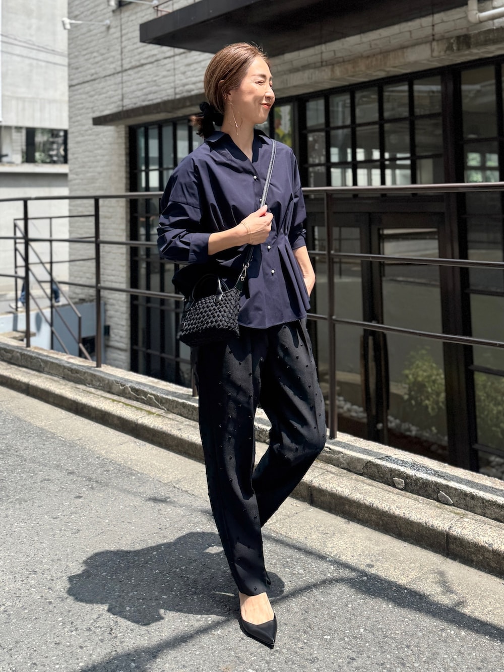 ブラック系のその他パンツ、ブラック系のトートバッグ、ブラック系のショルダーバッグを着用したレディースの夏コーディネートの3枚目の写真