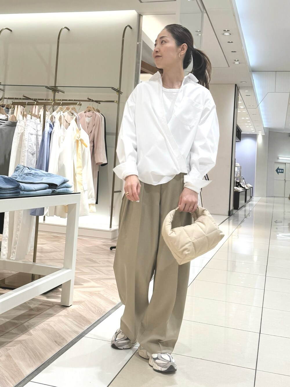 「リモンタ、マンパ、シャツスタイル、チノパン、ワイドパンツ、パンツスタイル、ロンT、春のおしゃ見えテクニック、春アウター、きれいめカジュアル、大人カジュアル、シンプルスタイル」|「NOLLEY’S Sophiのアイテム(イヤリング、ゴールド系)」を使った、ISHIDAさん(レディース・158cm)の春コーディネートの3枚目の写真
