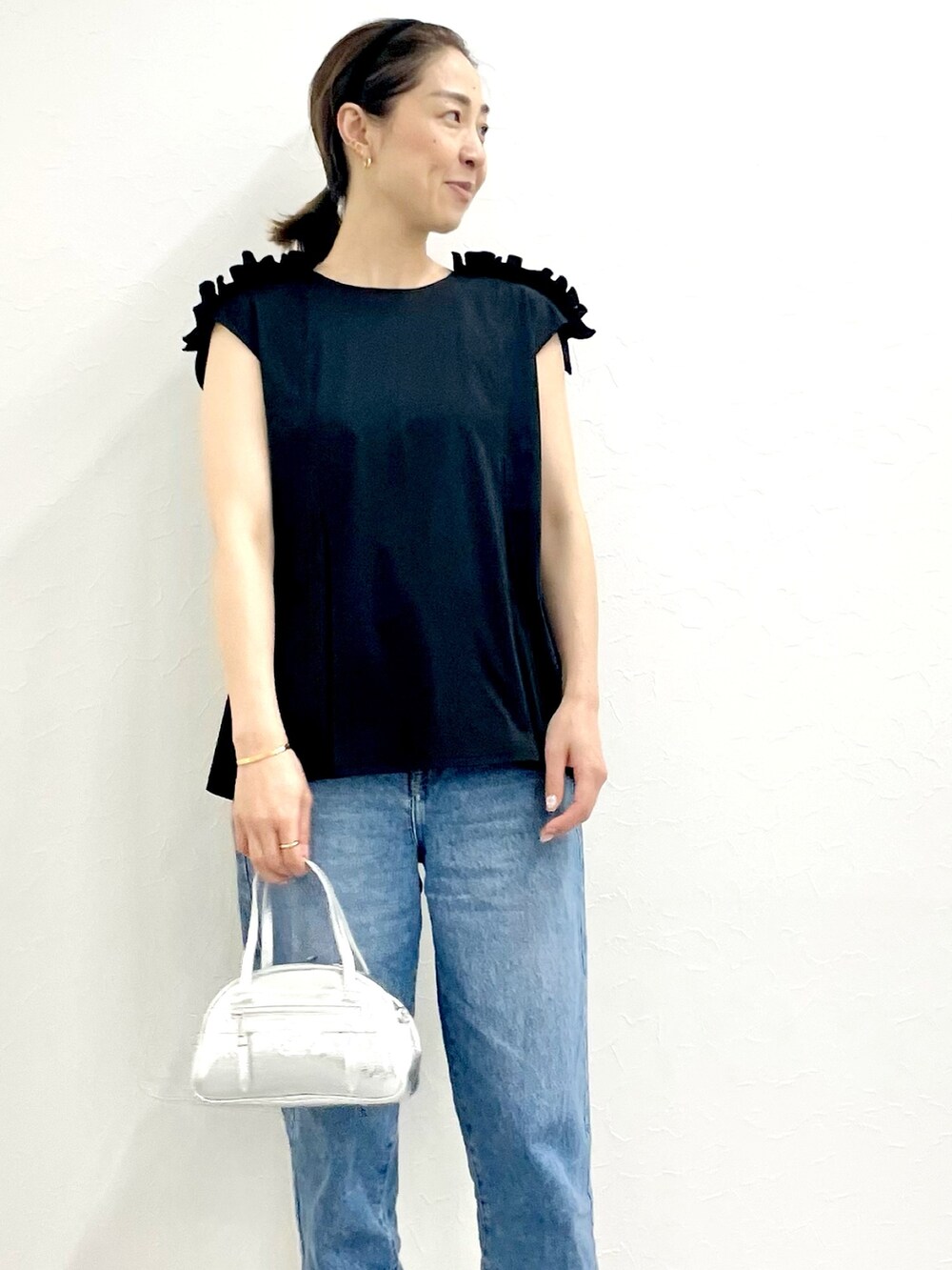 「フリルトップス、肩フリル、ノースリーブ、デニム、デニムコーデ、ootd、スポーツサンダル、ママコーデ、モノトーン、夏コーデ、休日スタイル、シルバーバッグ」｜「NOLLEY’Sのショルダータックフリルプルオーバーカットソー（Tシャツ/カットソー、ブラック系）」を使った、ISHIDAさん（レディース・158cm）の夏コーディネートの5枚目の写真