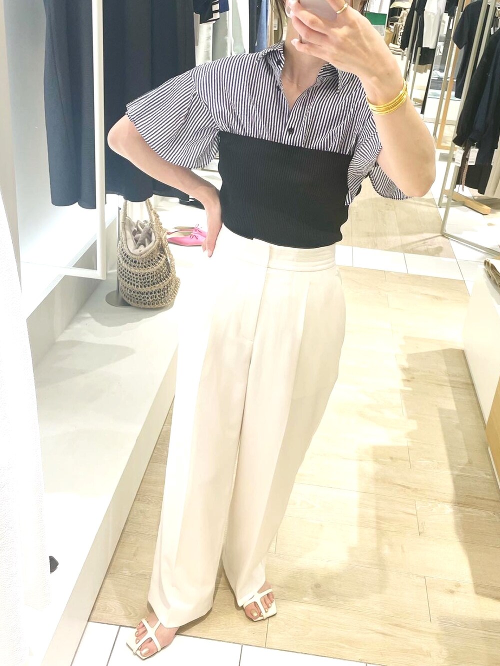 ホワイト系のその他パンツ、ホワイト系のショルダーバッグ、ブルー系のシャツ/ブラウスを着用したレディースの春コーディネートの9枚目の写真