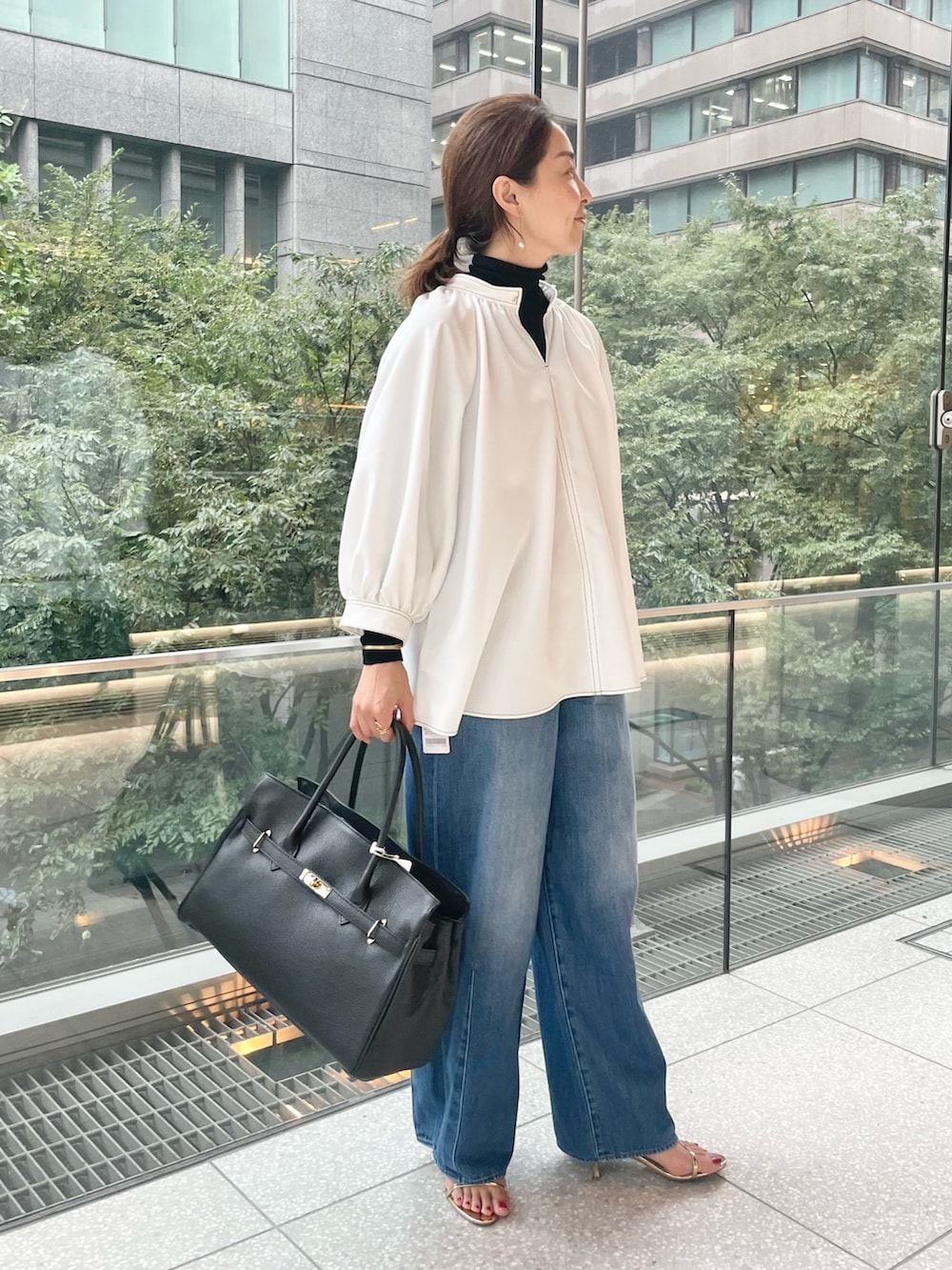 「Traditional Weatherwear、キルティング、キルティングコート、中綿ジャケット、白コート、きれいめカジュアル、デニム、シャツスタイル、秋コーデ、お出かけコーデ、シンプルコーデ、リボンブラウス、デニムコーデ」｜「NOLLEY’Sの【TRADITIONAL WEATHERWEAR/トラディショナル ウェザーウェア】ARKLEY LONG（その他アウター、ホワイト系）」を使った、ISHIDAさん（レディース・158cm）の秋コーディネートの7枚目の写真