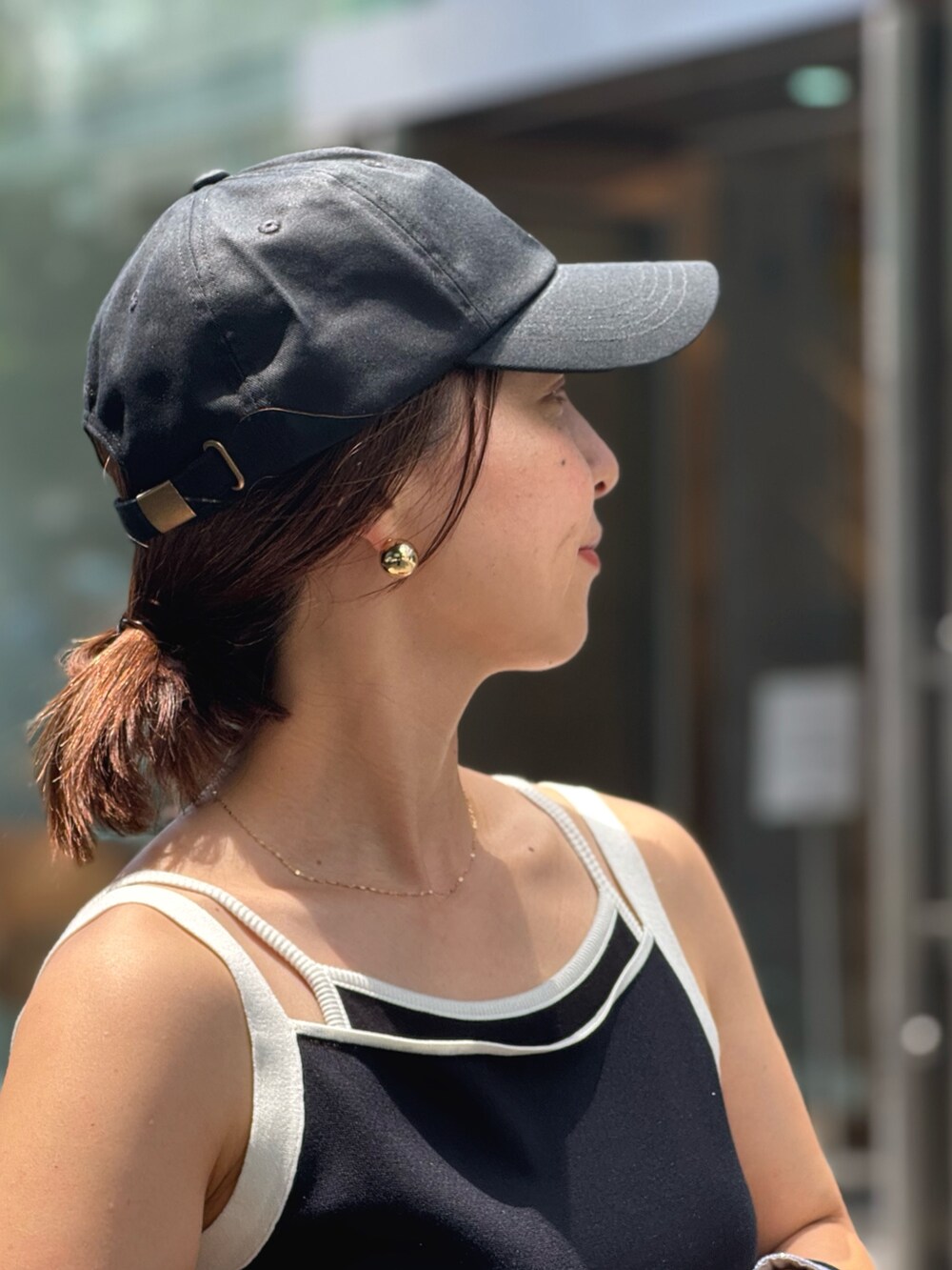 ブルー系のワンピース、ベージュ系のトートバッグ、ブラック系のキャミソールを着用したレディースの秋コーディネートの7枚目の写真