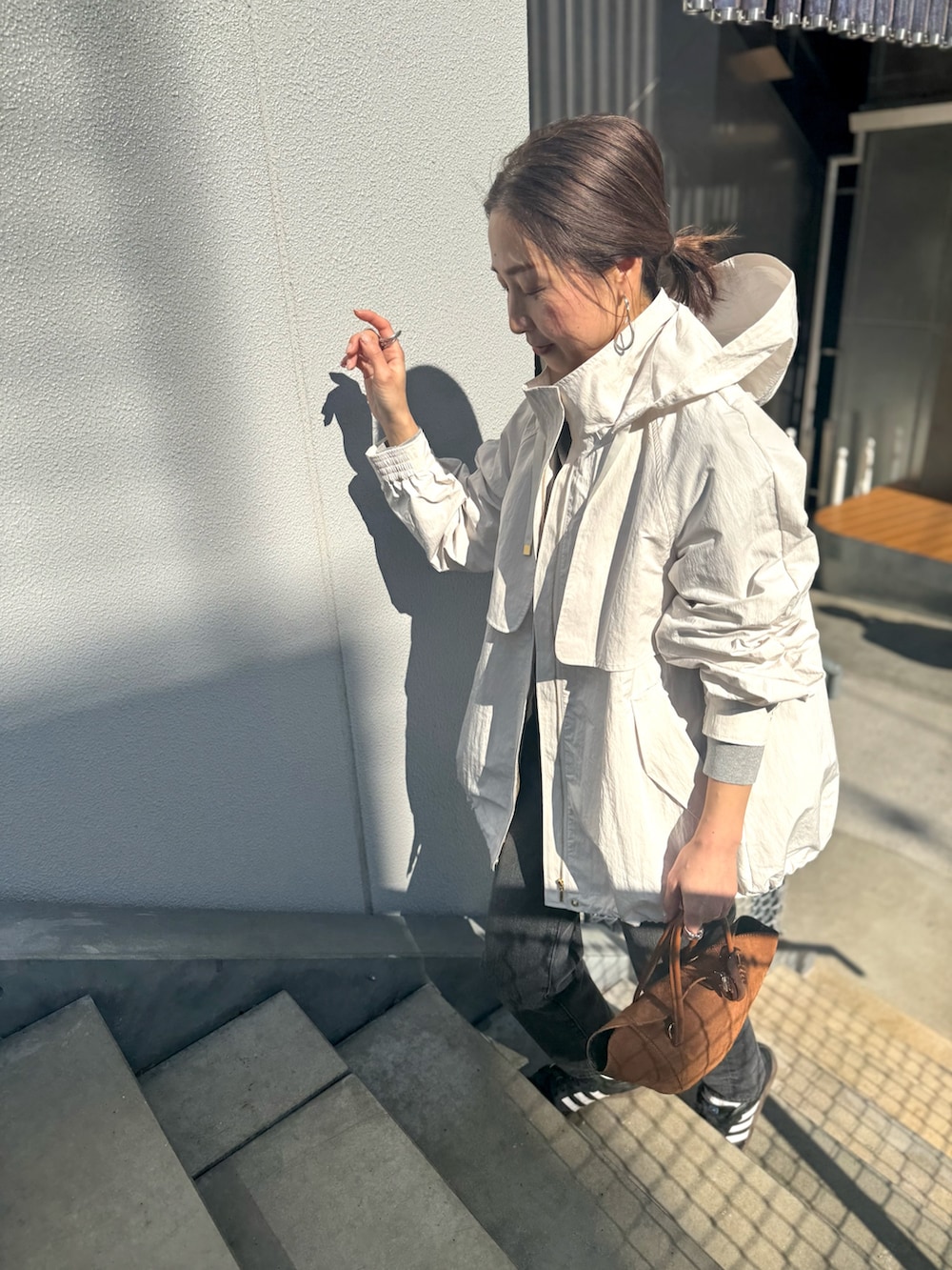 「春色、今日のコーデ、春服コーデ、大人コーデ、おでかけコーデ、ブラックコーデ、モノトーン、骨格ウェーブ、オトナ女子、ニットコーデ、マンパ、スニーカー、スニーカーコーデ、スニーカー女子、スニーカー×靴下」｜「AULENTTIの【AULENTTI/ オーレンティ】舟型トートバッグ（トートバッグ、イエロー系）」を使った、ISHIDAさん（レディース・158cm）の春コーディネートの4枚目の写真