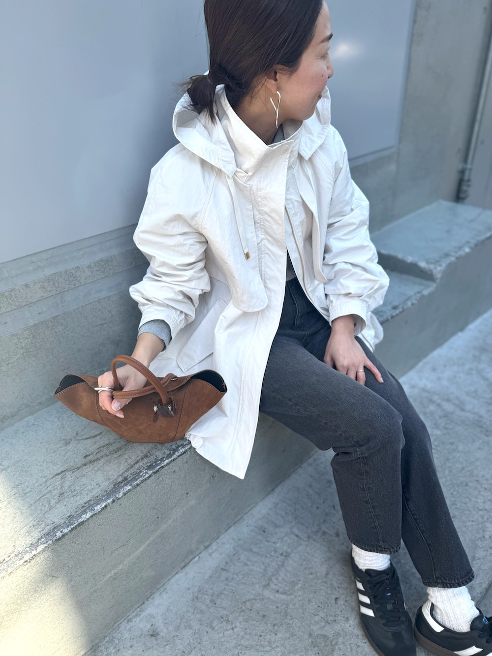 「春色、今日のコーデ、春服コーデ、大人コーデ、おでかけコーデ、ブラックコーデ、モノトーン、骨格ウェーブ、オトナ女子、ニットコーデ、マンパ、スニーカー、スニーカーコーデ、スニーカー女子、スニーカー×靴下」｜「AULENTTIの【AULENTTI/ オーレンティ】舟型トートバッグ（トートバッグ、イエロー系）」を使った、ISHIDAさん（レディース・158cm）の春コーディネートの9枚目の写真