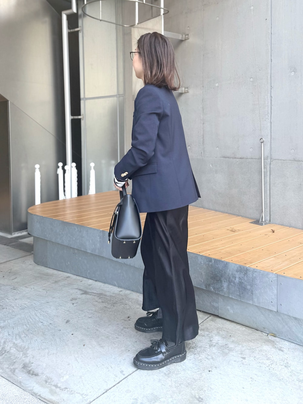 「ジャケット、ジャケットスタイル、ジャケットコーデ、ジャケット 、ナロースカート、ロングスカート、ロングワンピース、ローファー、ローファー×靴下、ローファーコーデ」|「NOLLEY’S Sophiのウォッシャブルマットサテンナローロングスカート(スカート、ブラック系)」を使った、ISHIDAさん(レディース・158cm)の冬コーディネートの2枚目の写真