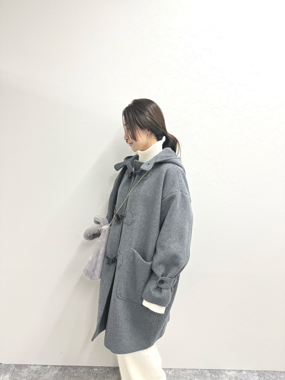 「ダッフルコート、コート、グレーコーデ、白パンツ、ワイドパンツ、休日スタイル、ムートン、キーホルダー、チャーム、毎日コーデ、ootd、シンプルスタイル、冬服」｜「NOLLEY’SのNMPミドル丈ダッフルコート（ダッフルコート、グレー系）」を使った、ISHIDAさん（レディース・158cm）の秋コーディネートの3枚目の写真