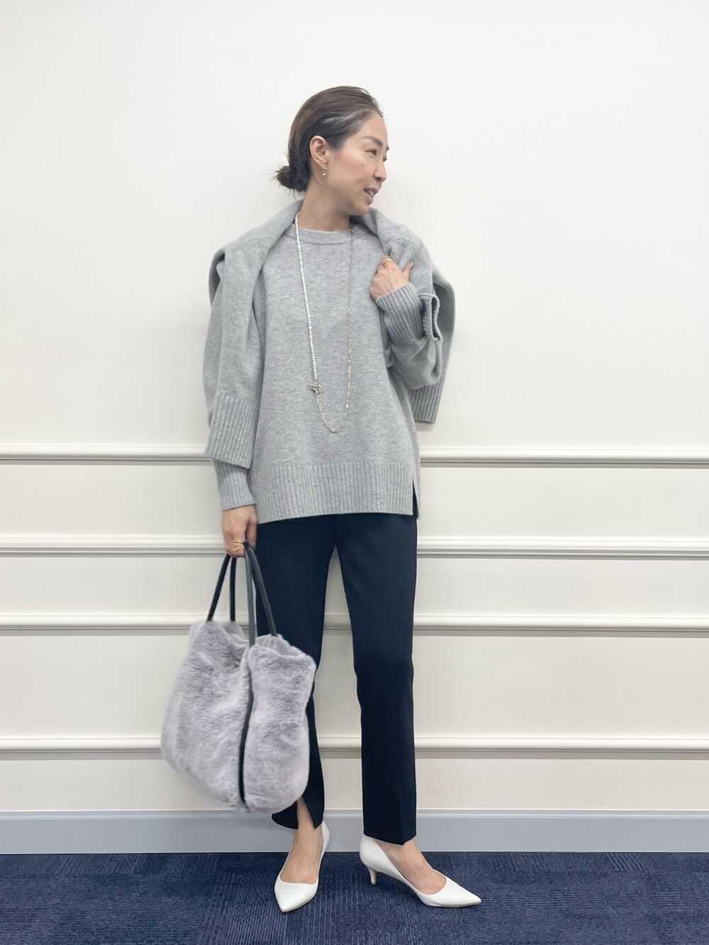 「ニット、ロングニット、カーディガン、グレー、スリットパンツ、スリット、パンツスタイル、パンツコーデ、ママコーデ、大人カジュアル、アンサンブル、休日スタイル、きれいめカジュアル、秋コーデ」|「NOLLEY’Sの◇【WEB限定】カシミヤブレンド長めクルーネックプルオーバーニット(ニット/セーター、グレー系)」を使った、ISHIDAさん(レディース・158cm)の秋コーディネートの4枚目の写真