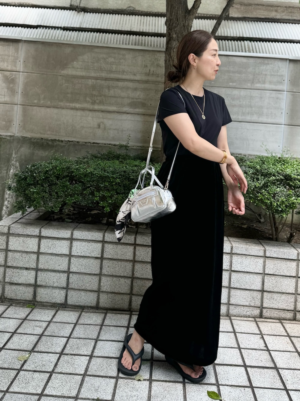 「ベロア、ベロアスカート、タイトスカート、毎日コーデ、リラックススタイル、大人カジュアル、ママコーデ、ブラックコーデ、ワントーンコーデ、コインネックレス、カジュアルコーデ、休日スタイル、きれいめカジュアル、夏コーデ、ショルダーバッグ」｜「NOLLEY’Sのウォッシャブルベロアセミタイトスカート（スカート、ブラック系）」を使った、ISHIDAさん（レディース・158cm）の夏コーディネートの4枚目の写真