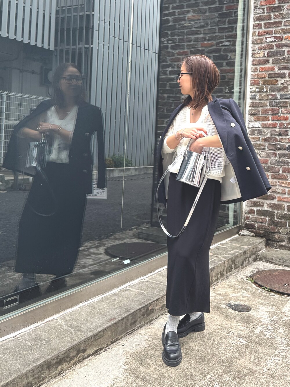 「ショルダーバッグ、大人カジュアル、カーディガン、お出かけコーデ、メガネ女子、トートバッグ、春夏コーデ、シンプルコーデ、キレイめカジュアル、着回しコーデ、ローファー、ロングスカート、スニーカーコーデ」|「NOLLEY’Sのブッチャーダブルジャケット(テーラードジャケット、ブルー系)」を使った、ISHIDAさん(レディース・158cm)の春コーディネートの3枚目の写真