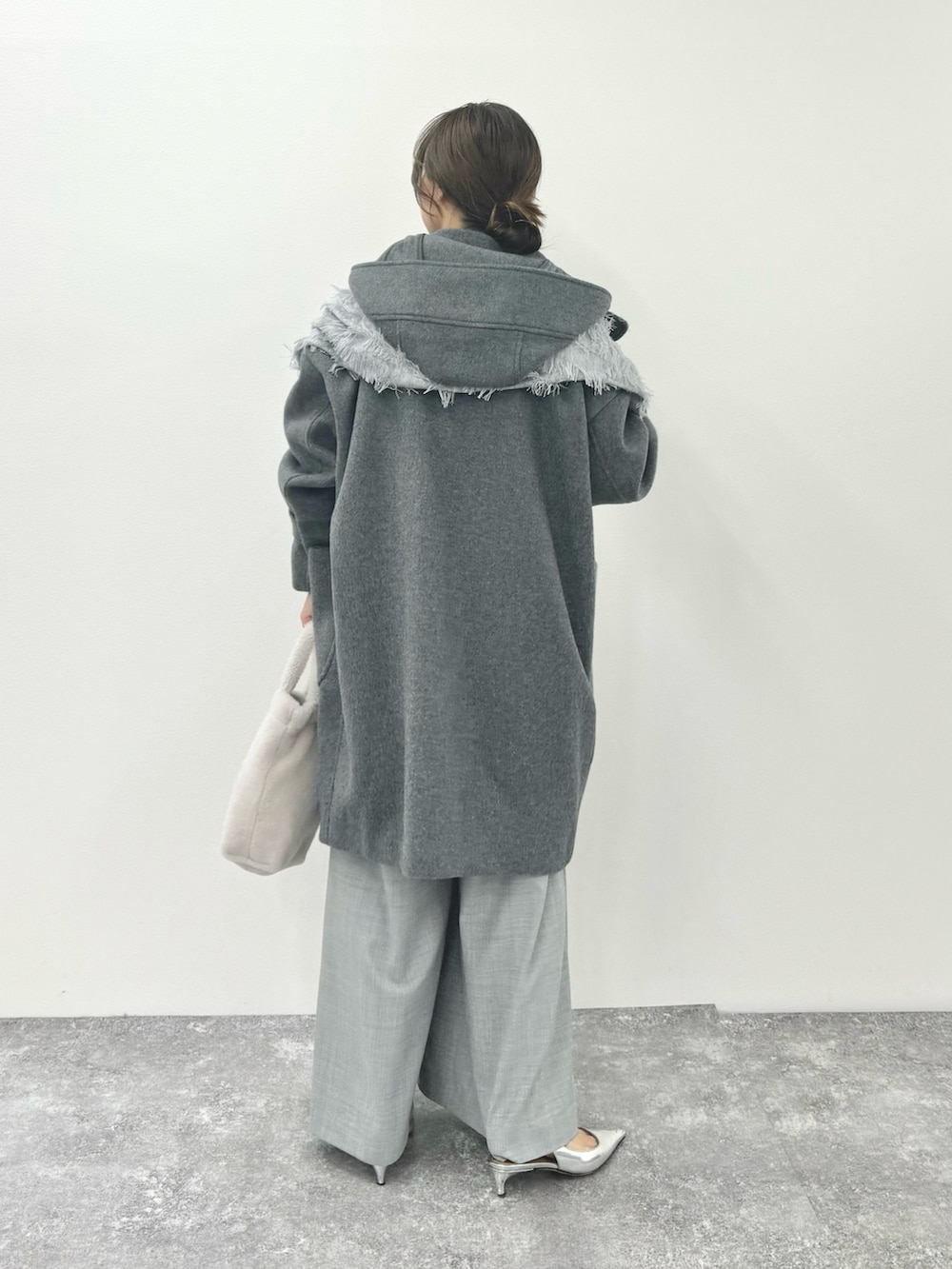 「ダッフルコート、ダッフル、グレーコーデ、グレー、ネイビーコーデ、ワイドパンツ、冬アウター、ロングコート、ショルダーバッグ、今日のコーデ、おしゃれさんと繋がりたい、フリンジ、ストール、ストールコーデ、フリンジストール」|「NOLLEY’Sのフリンジストール(ストール/ショール、グレー系)」を使った、ISHIDAさん(レディース・158cm)の秋コーディネートの2枚目の写真