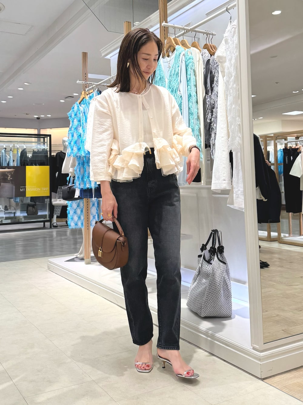 「モノトーン、きれいめカジュアル、シアートップス、夏コーデ、夏服コーデ、シンプルカジュアル、オトナカワイイ、キレイめカジュアル、大人女子、パンツコーデ、おしゃれさんと繋がりたい、オトナカジュアル、きれいめコーデ、大人ファッション、カジュアルスタイル」｜「Rie Millerの【RM denim】ハイウエストスリムテーパードデニム（デニムパンツ、ブラック系）」を使った、ISHIDAさん（レディース・158cm）の夏コーディネートの7枚目の写真