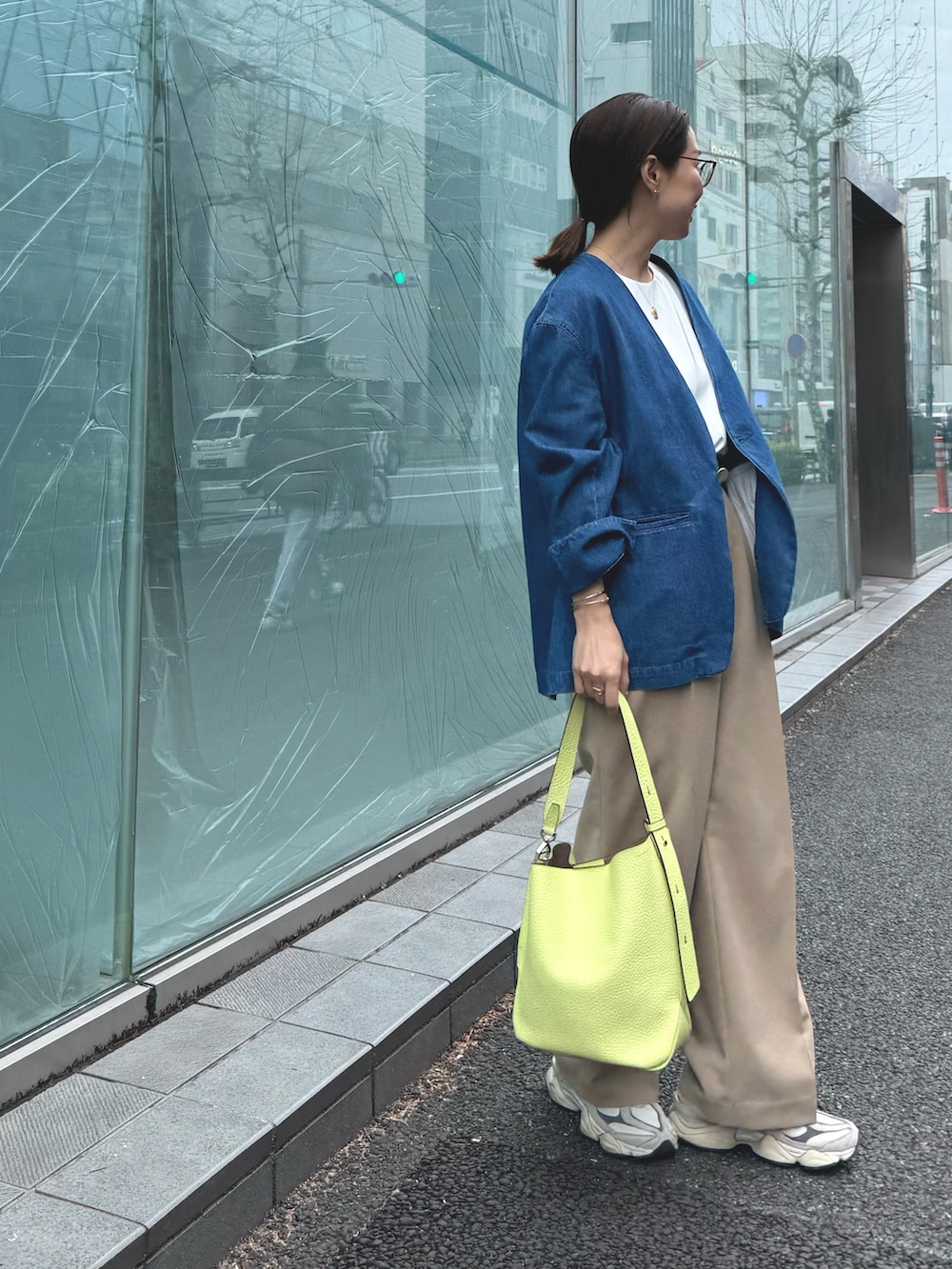 「春コーデ、シンプルスタイル、ゆるコーデ、大人女子、春先取り、デニムコーデ、お仕事コーデ」|「LORISTELLAのアシメワンハンドルバッグmade in Italy(ショルダーバッグ、イエロー系)」を使った、ISHIDAさん(レディース・158cm)の春コーディネートの8枚目の写真