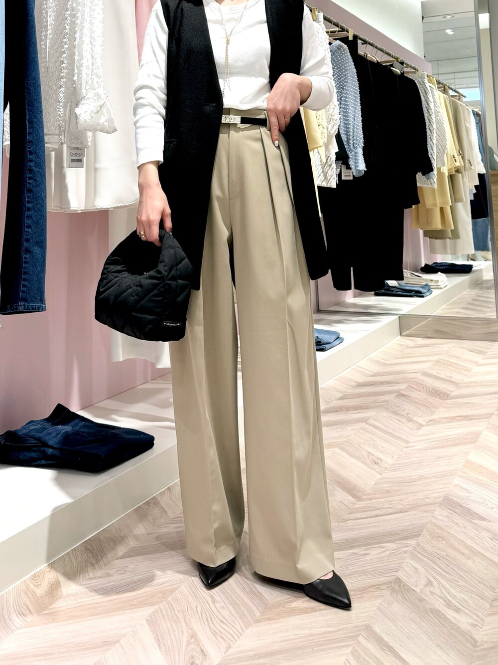 グリーン系のその他パンツ、ホワイト系のTシャツ/カットソー、ブラック系のベストを着用したレディースの春コーディネートの4枚目の写真