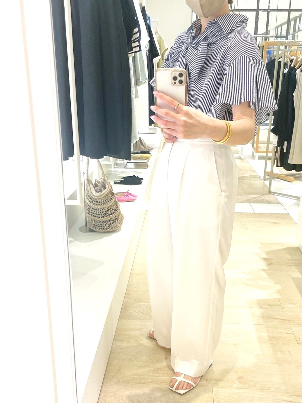 ホワイト系のその他パンツ、ホワイト系のショルダーバッグ、ブルー系のシャツ/ブラウスを着用したレディースの春コーディネートの8枚目の写真