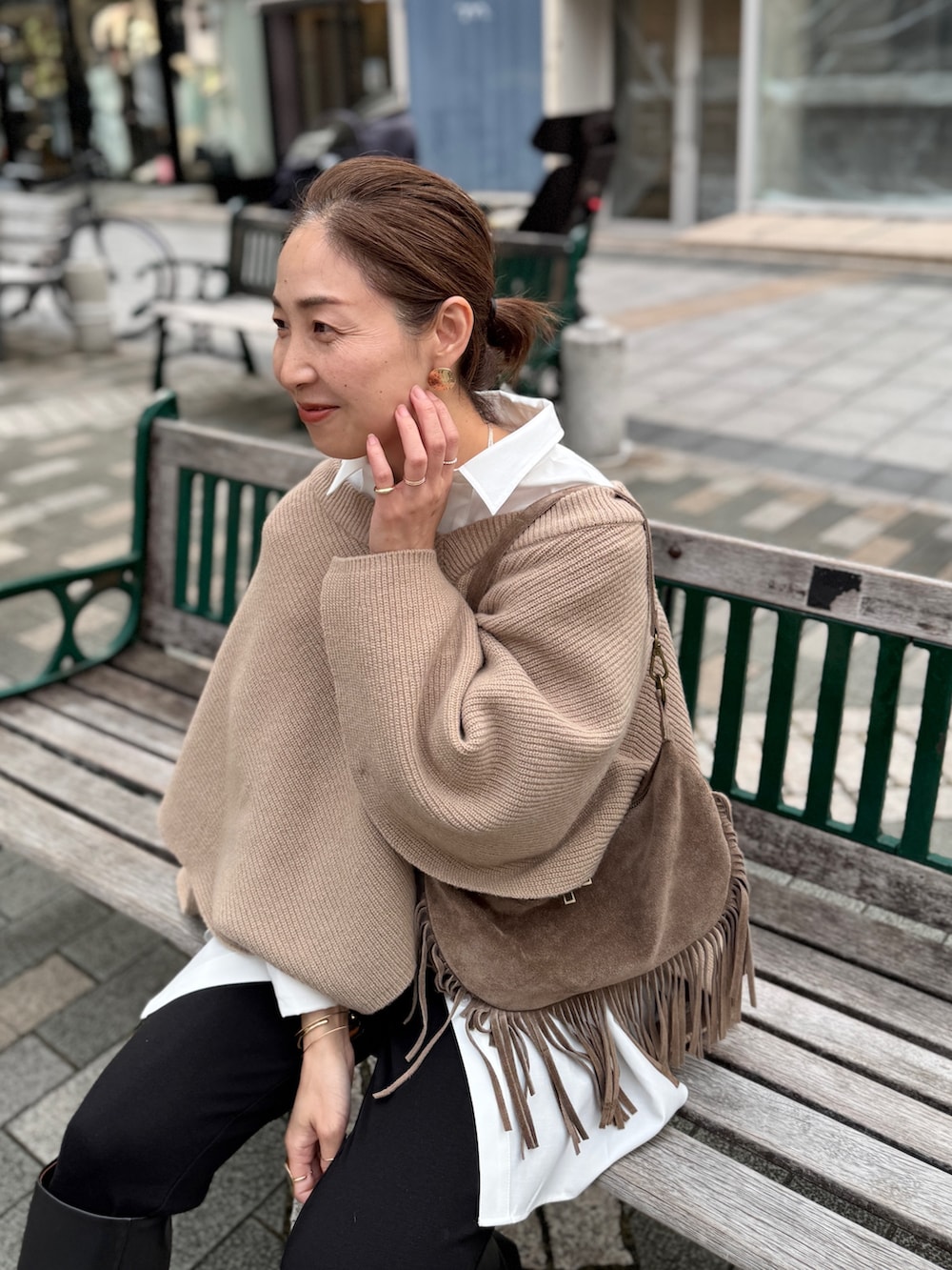 ベージュ系のニット/セーター、ホワイト系のシャツ/ブラウス、ベージュ系のショルダーバッグを着用したレディースの夏コーディネートの10枚目の写真