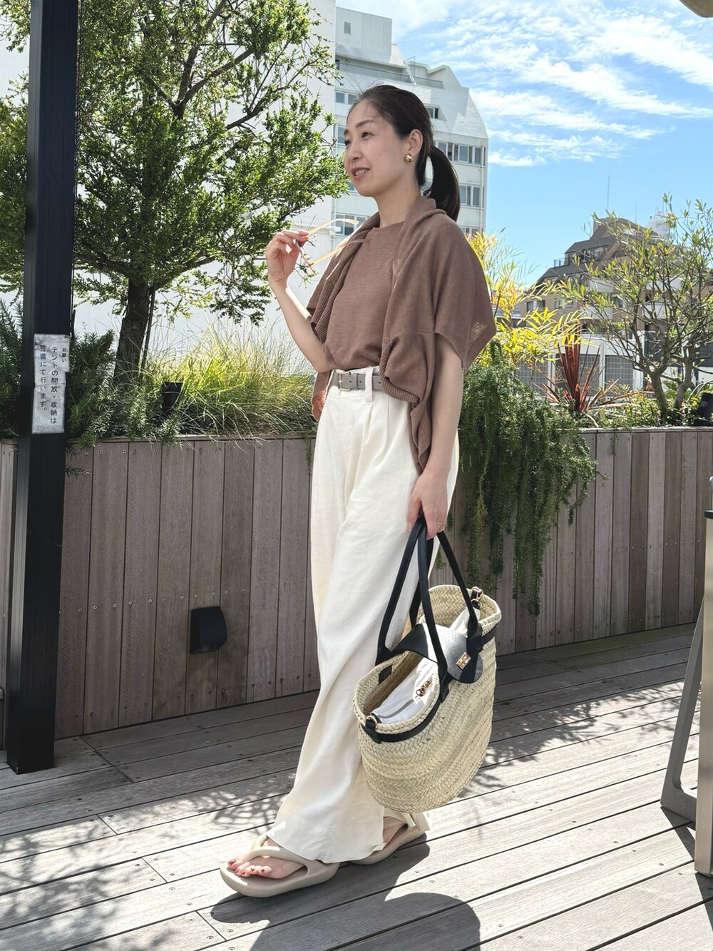 「リネン、リネンパンツ、カーディガン、ブラウンコーデ、かごバッグ、夏コーデ、レイヤードスタイル、サンダル、TAW&TOE、トートバッグ、パンツスタイル、オトナ女子」|「NOLLEY’Sの《セットアップ対応》リネンワイドパンツ(その他パンツ、ホワイト系)」を使った、ISHIDAさん(レディース・158cm)の夏コーディネートの3枚目の写真