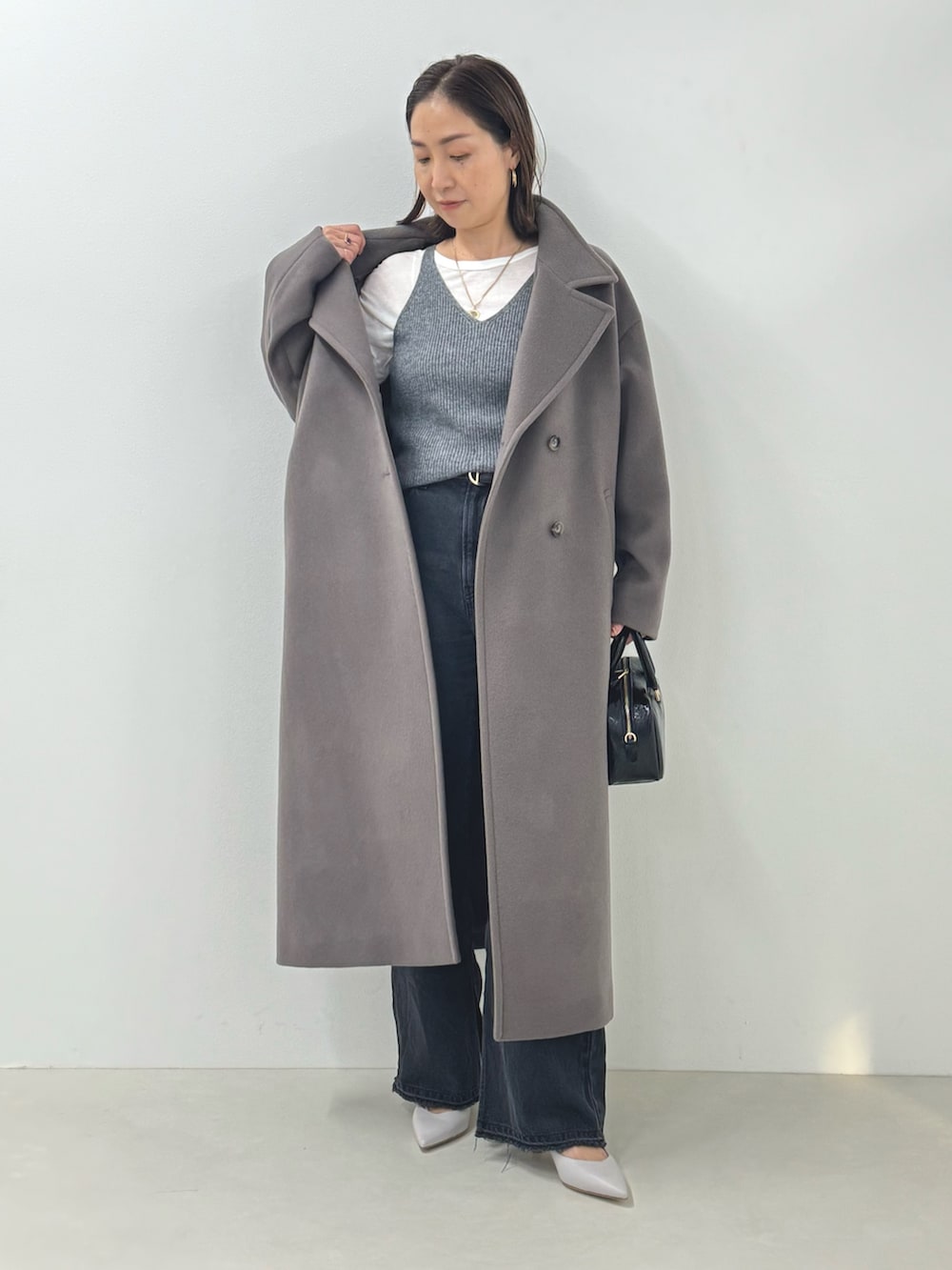 「ベスト、ニットジレ、ジレ、タンクトップ、ニットキャミソール、デニム、スリットパンツ、グレーデニム、スタンドカラー、スタンドカラーコート、ロングコート、グレーコーデ、冬アウター、最近のいい感じコーデ、きれいめカジュアル」|「Rie Millerの【RM denim】スリットフレアハイウエストデニム(デニムパンツ、グレー系)」を使った、ISHIDAさん(レディース・158cm)の秋コーディネートの2枚目の写真